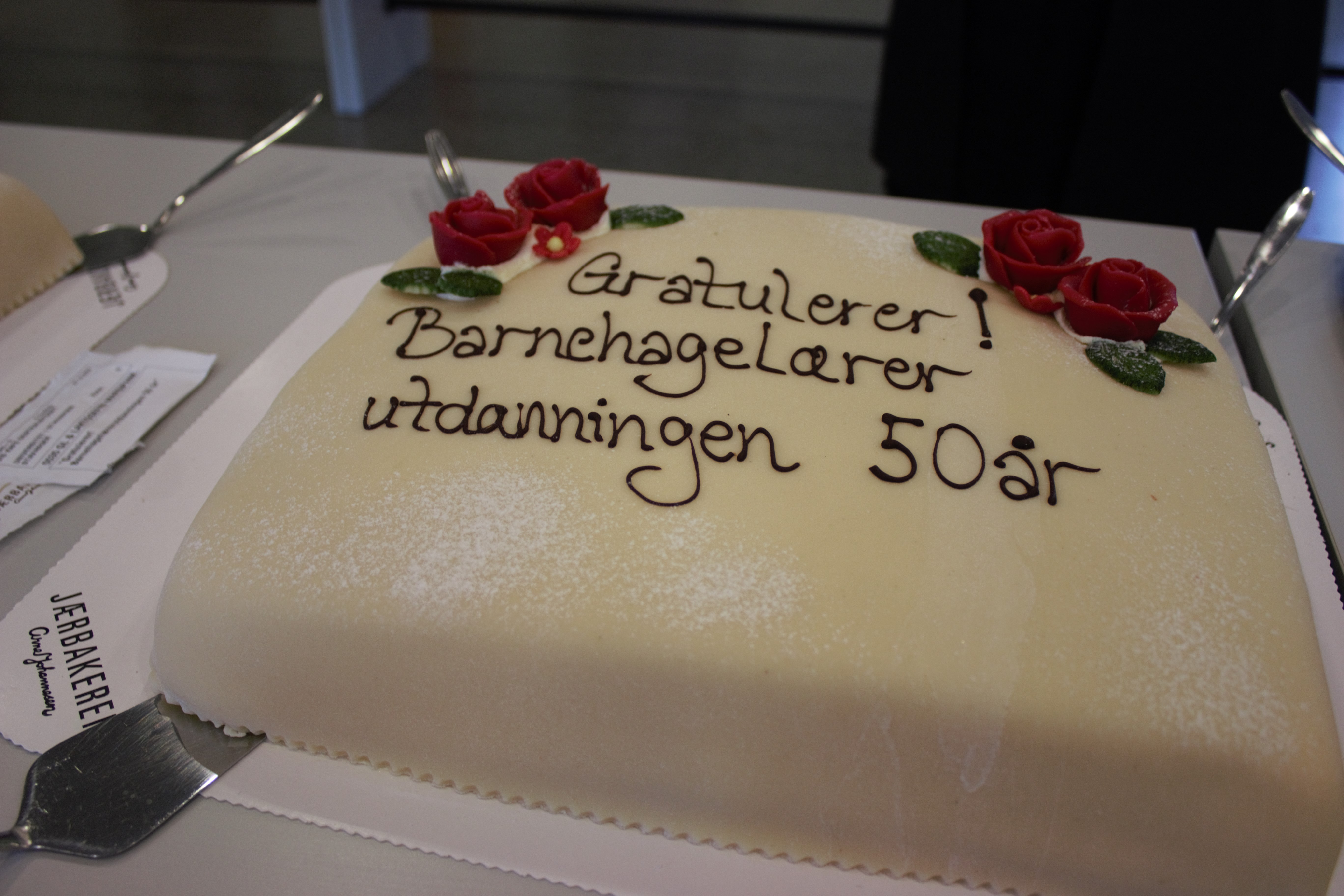marsipankake med påskriften Gratulerer! Barnehagelærerutdanningen i Stavanger 50 år