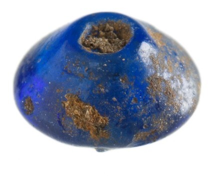 En blå perle, skår av spannformet leirkar og brente beinbiter