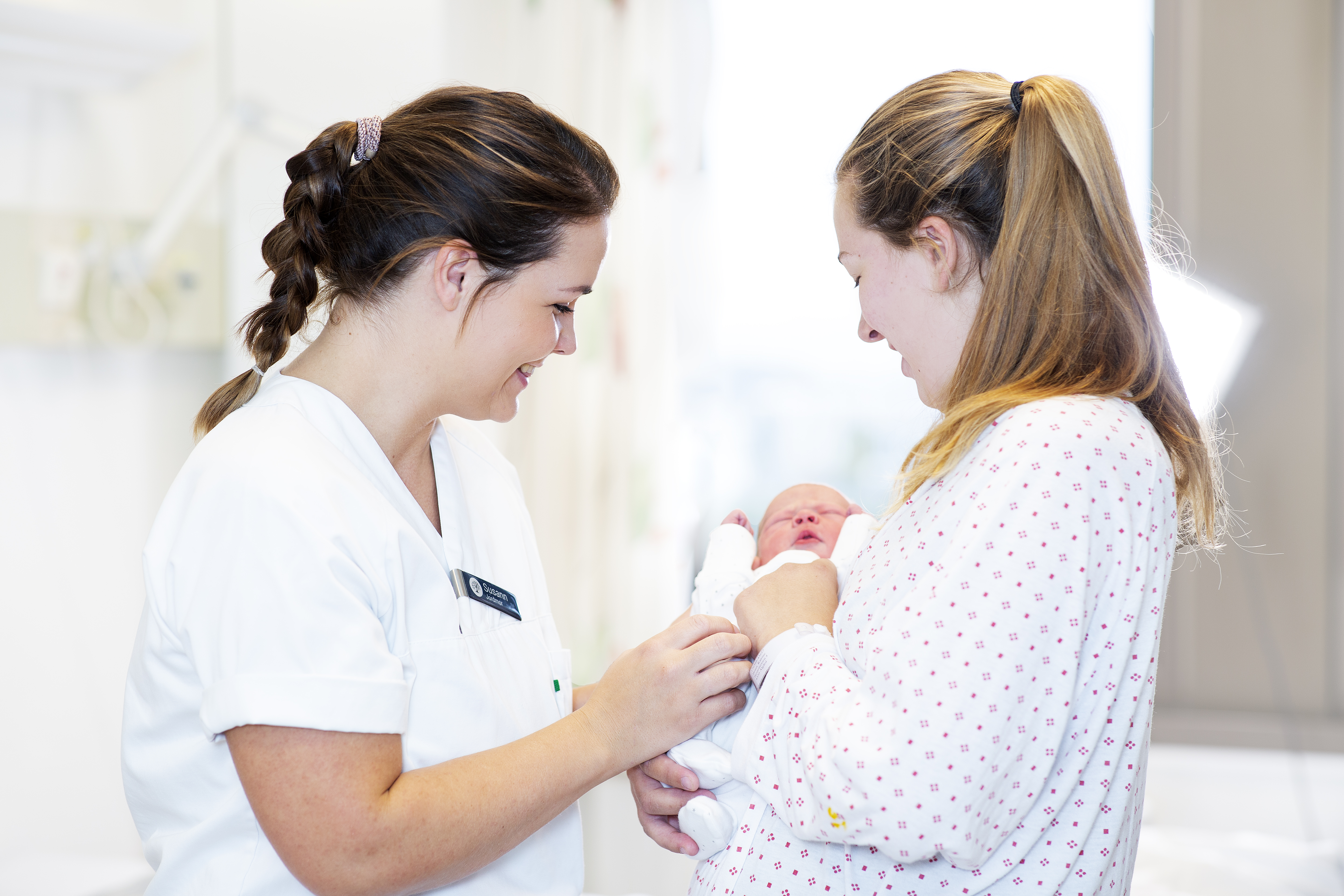 Jordmor sammen med mor og nyfødt baby