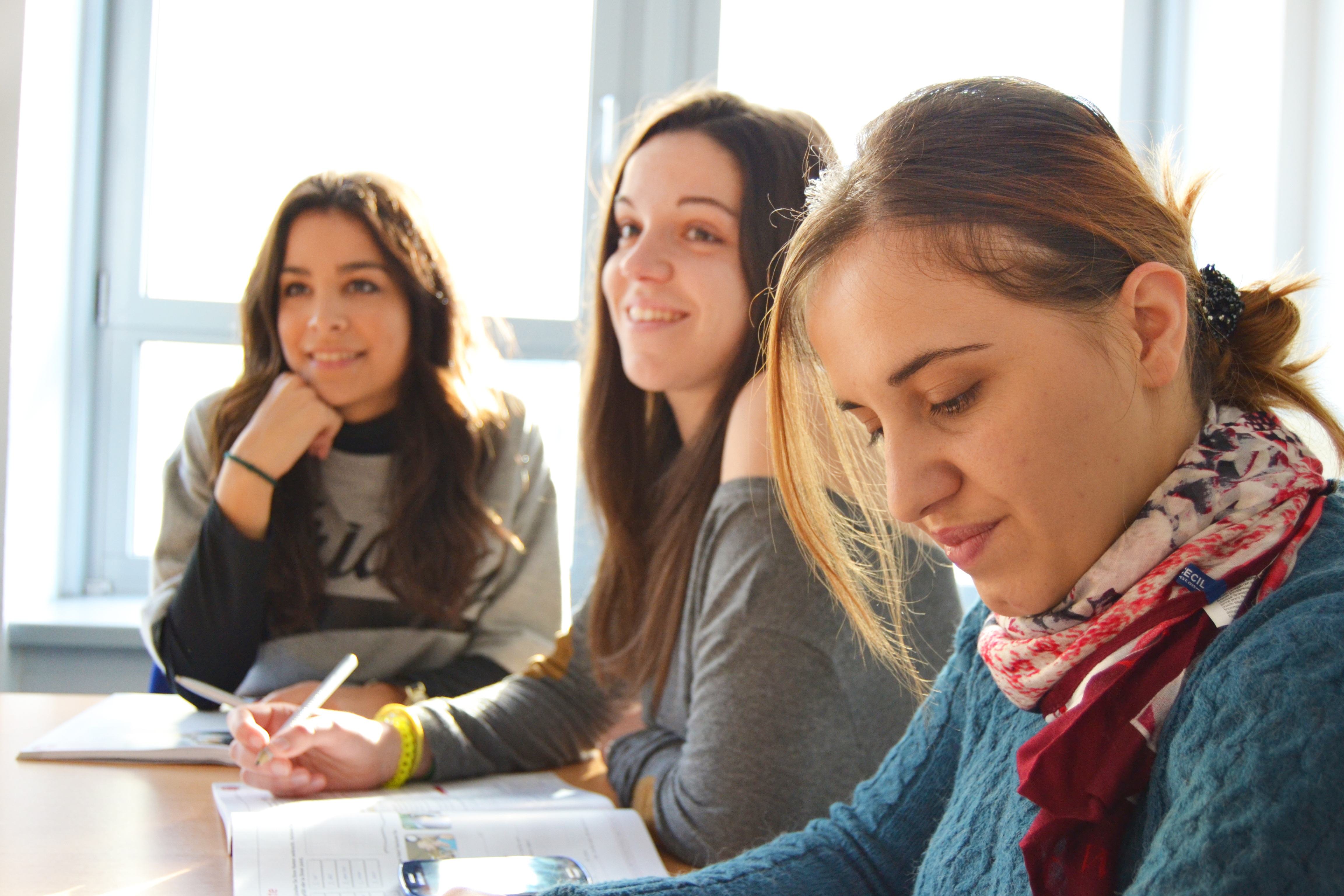 Kvinnelige studenter undervisning studerer