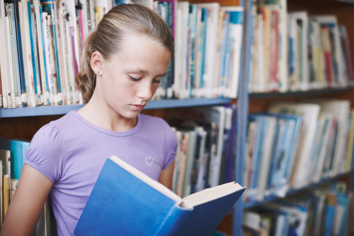 Jente i bibliotek. foto: Getty