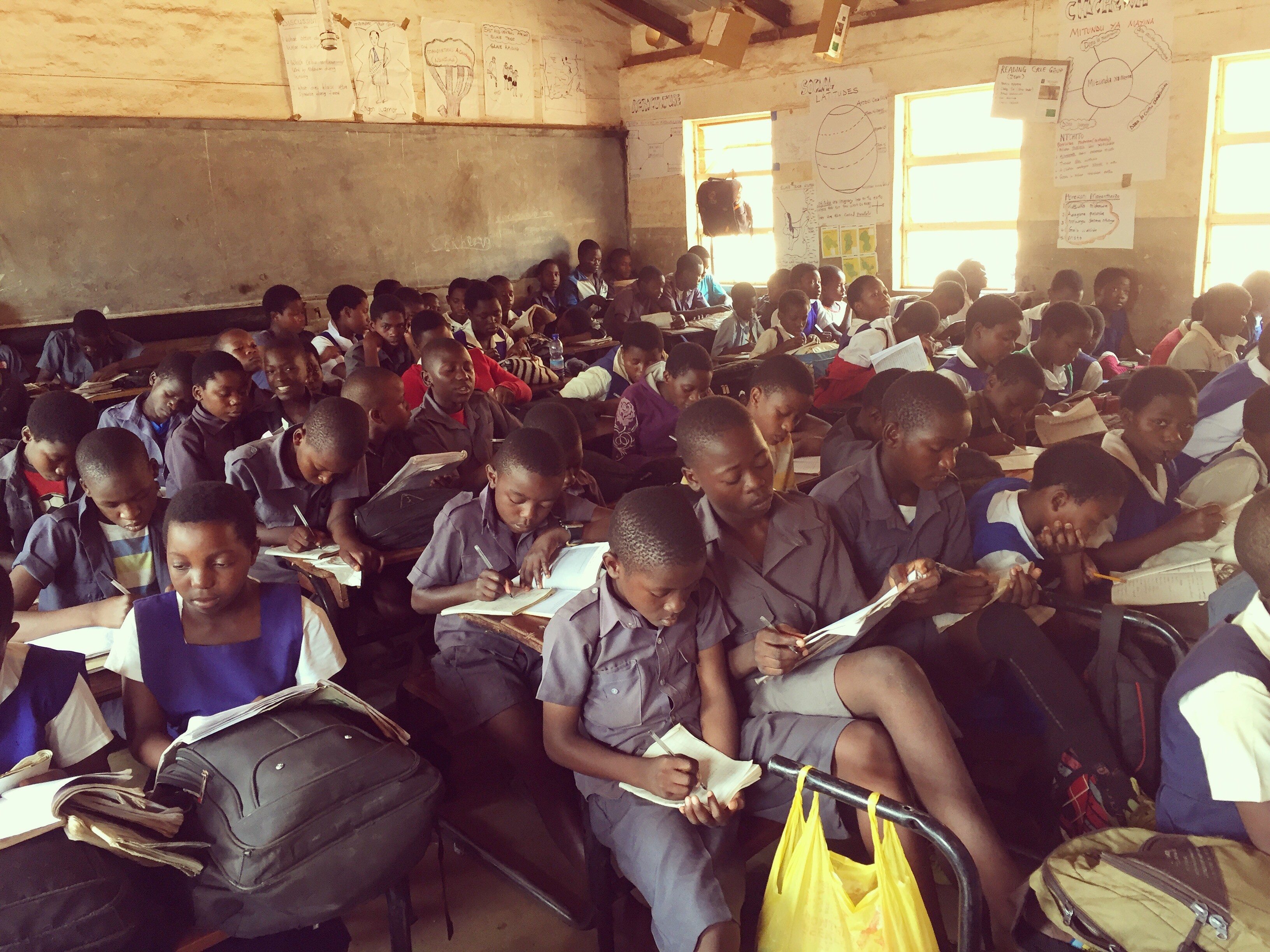 Elever i fullt klasserom i Malawi