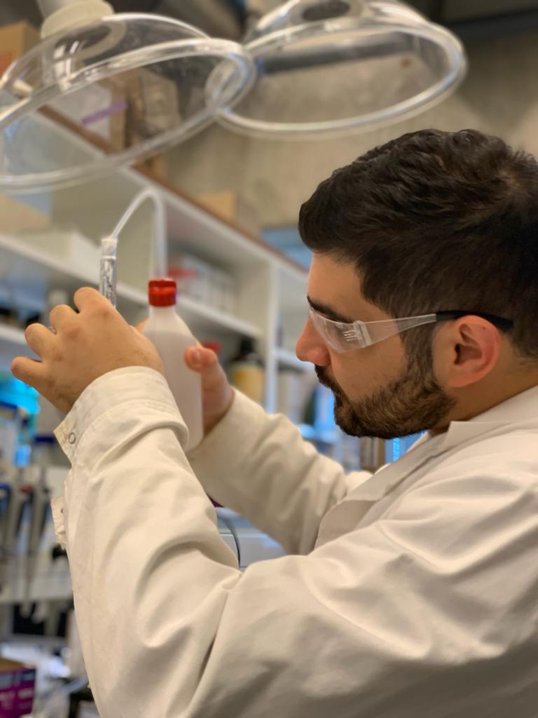 Master student Georgeio in the lab.