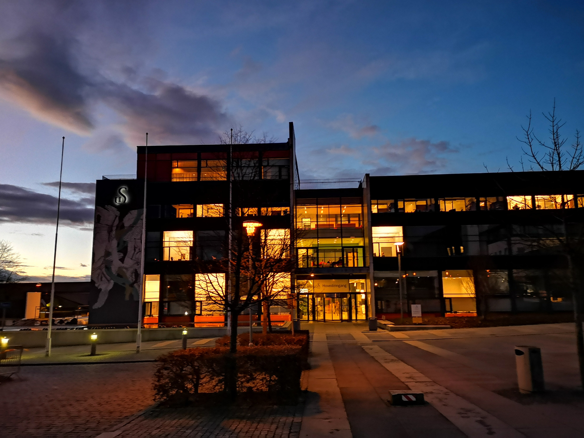 Arne Rettedals hus på campus Ullandhaug på kvelden