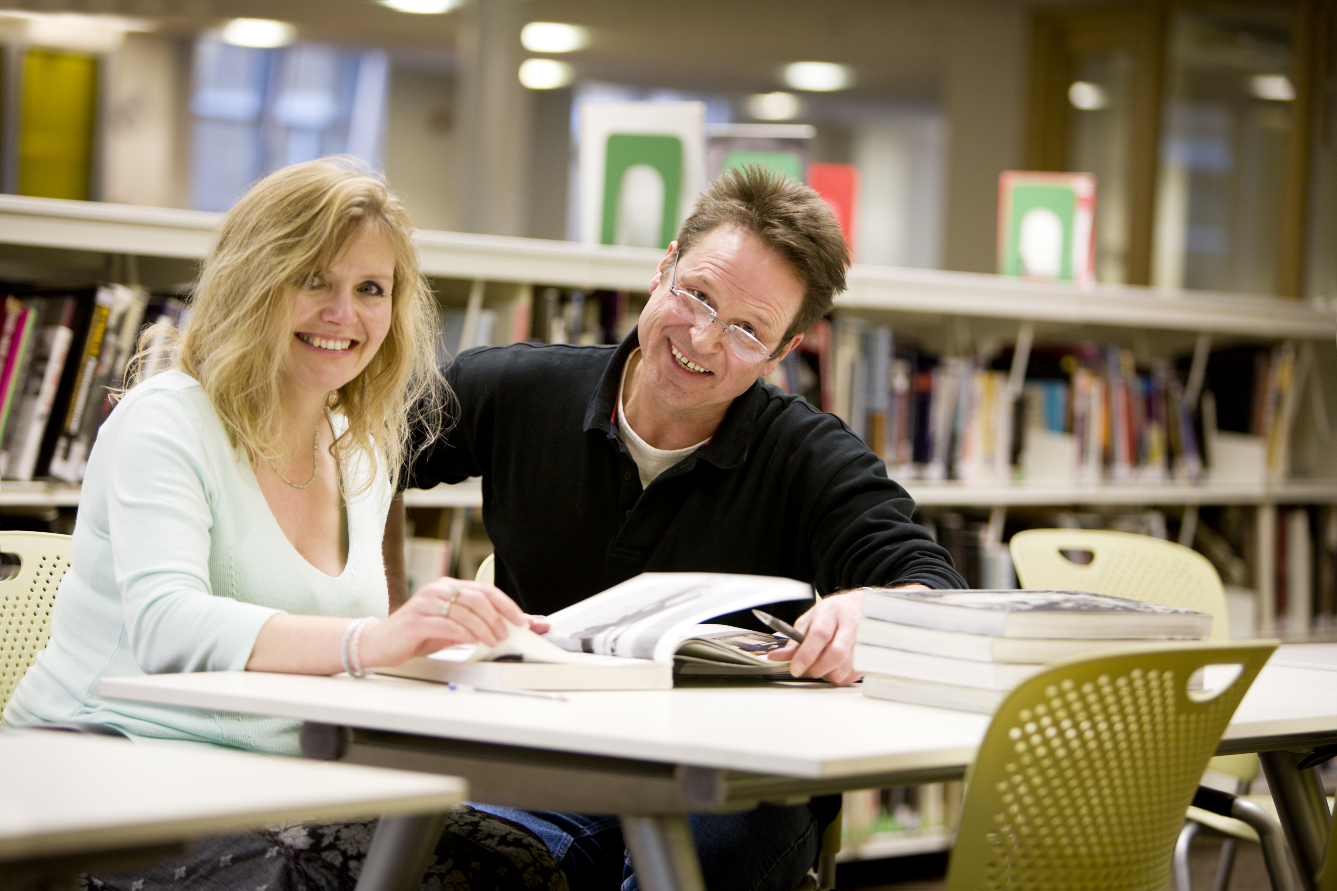 voksne studenter på et bibliotek