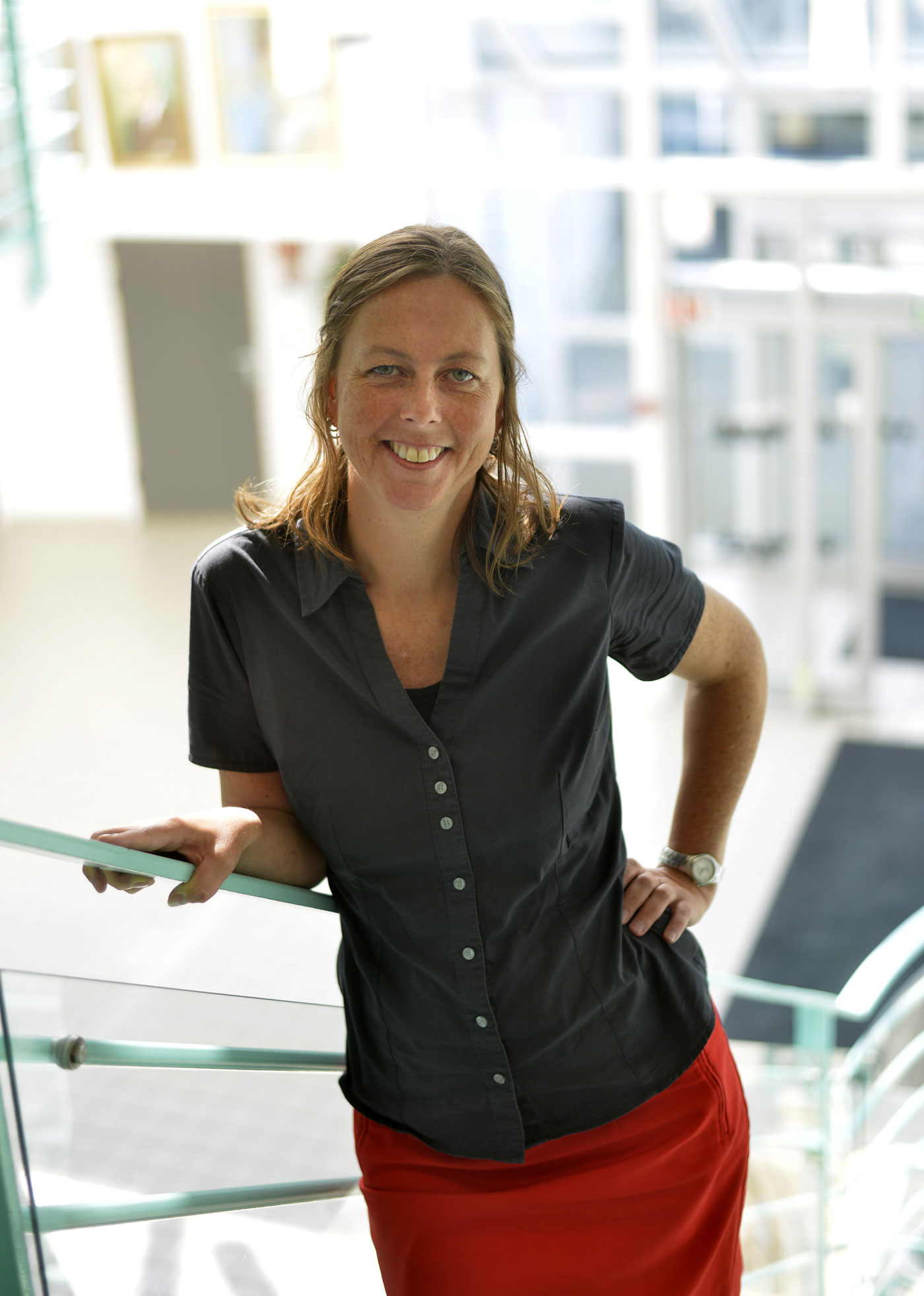 Monica G Mitchell står mot kameraet og smiler