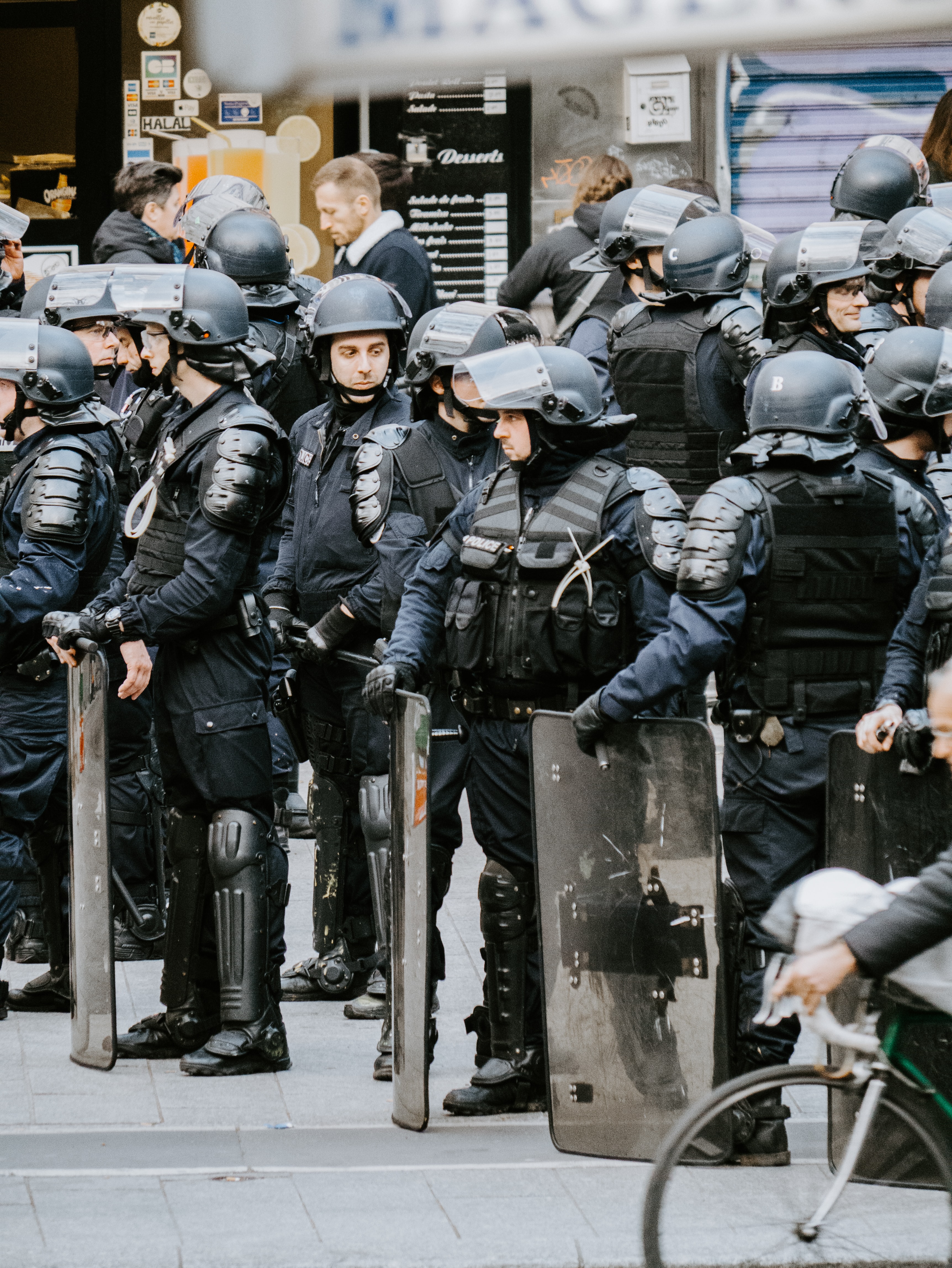 Tungt bevæpnet politi i Paris.