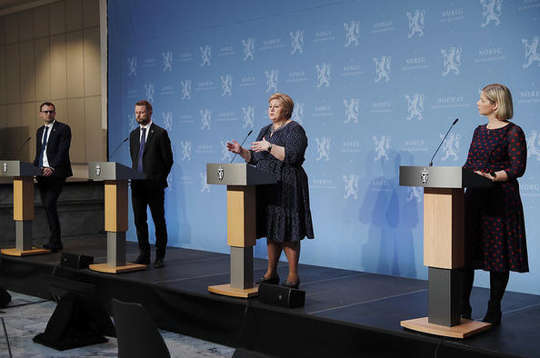Regjeringen holder pressekonferanse om tiltak i forbindelse med covid-19, 7. mai 2020. (Foto: Torbjørn Kjosvold, Forsvaret)