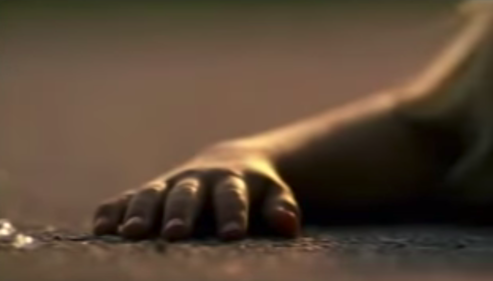 Faksimile fra filmen "Att döda et barn": Hånd på asfalten