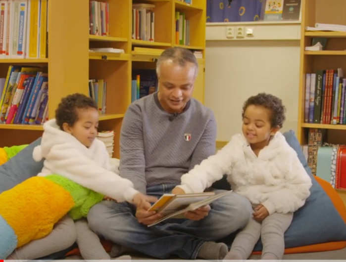 far og to døtre leser