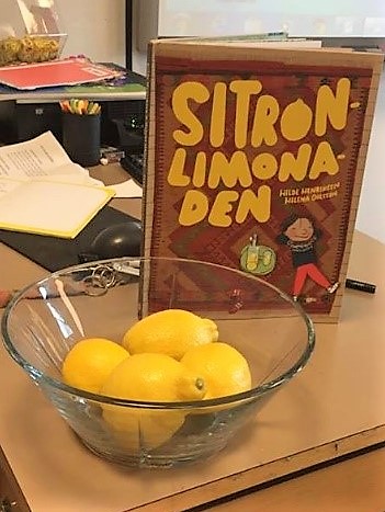 sitronlimonaden omslag og sitroner