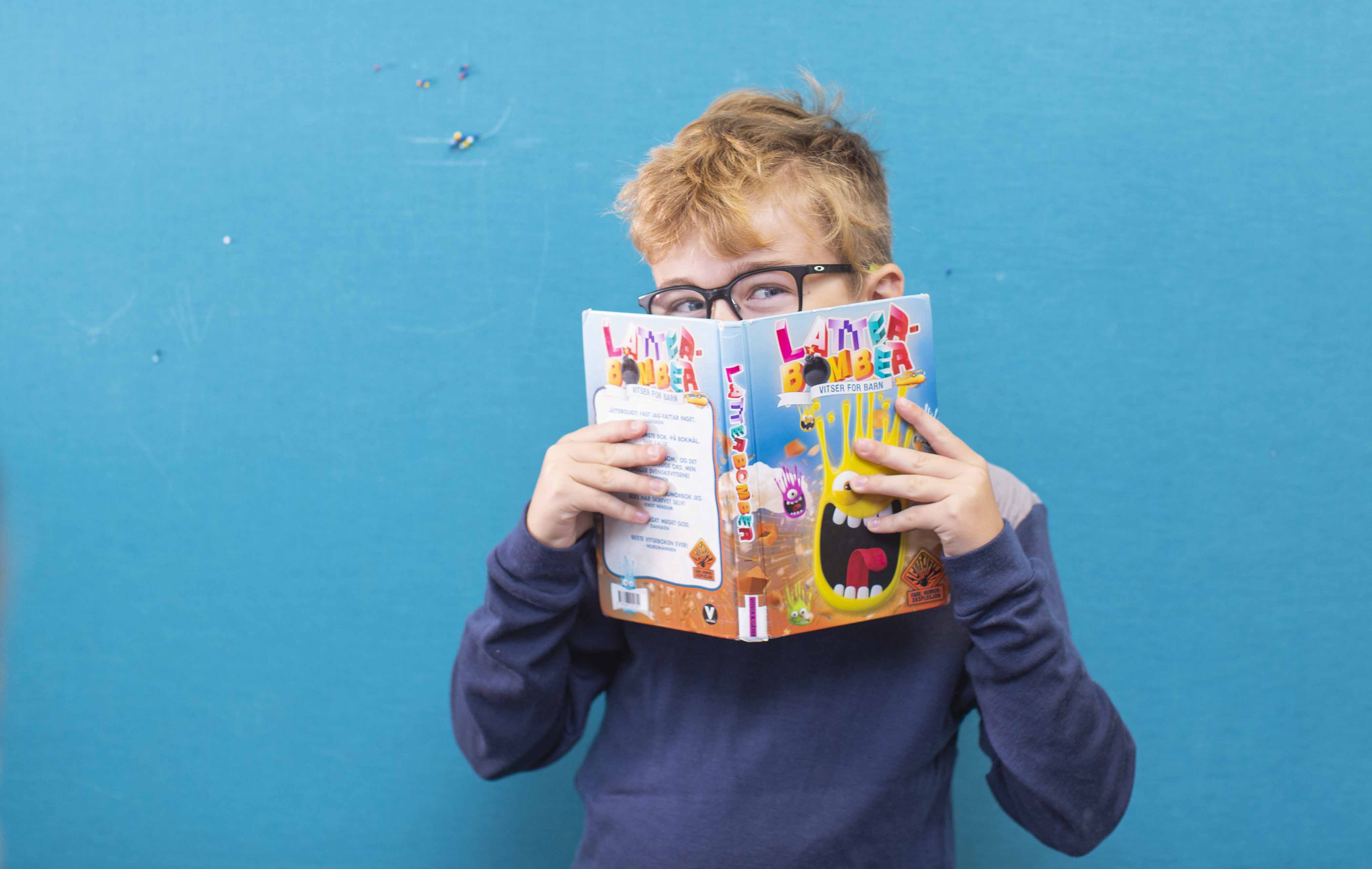 gutt med bok, foto Elisabeth Tønnessen
