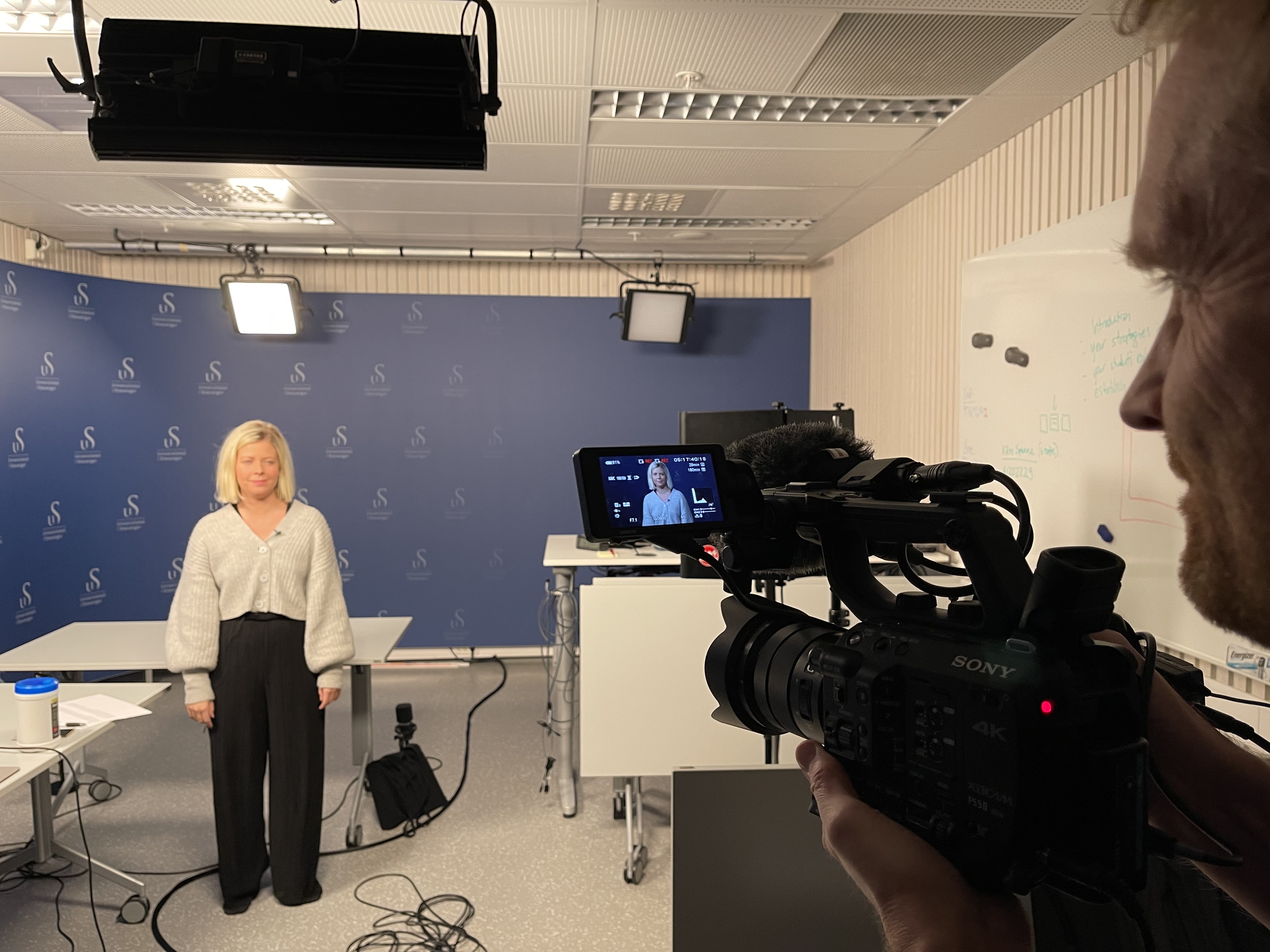 Filming av studentassistent i studio
