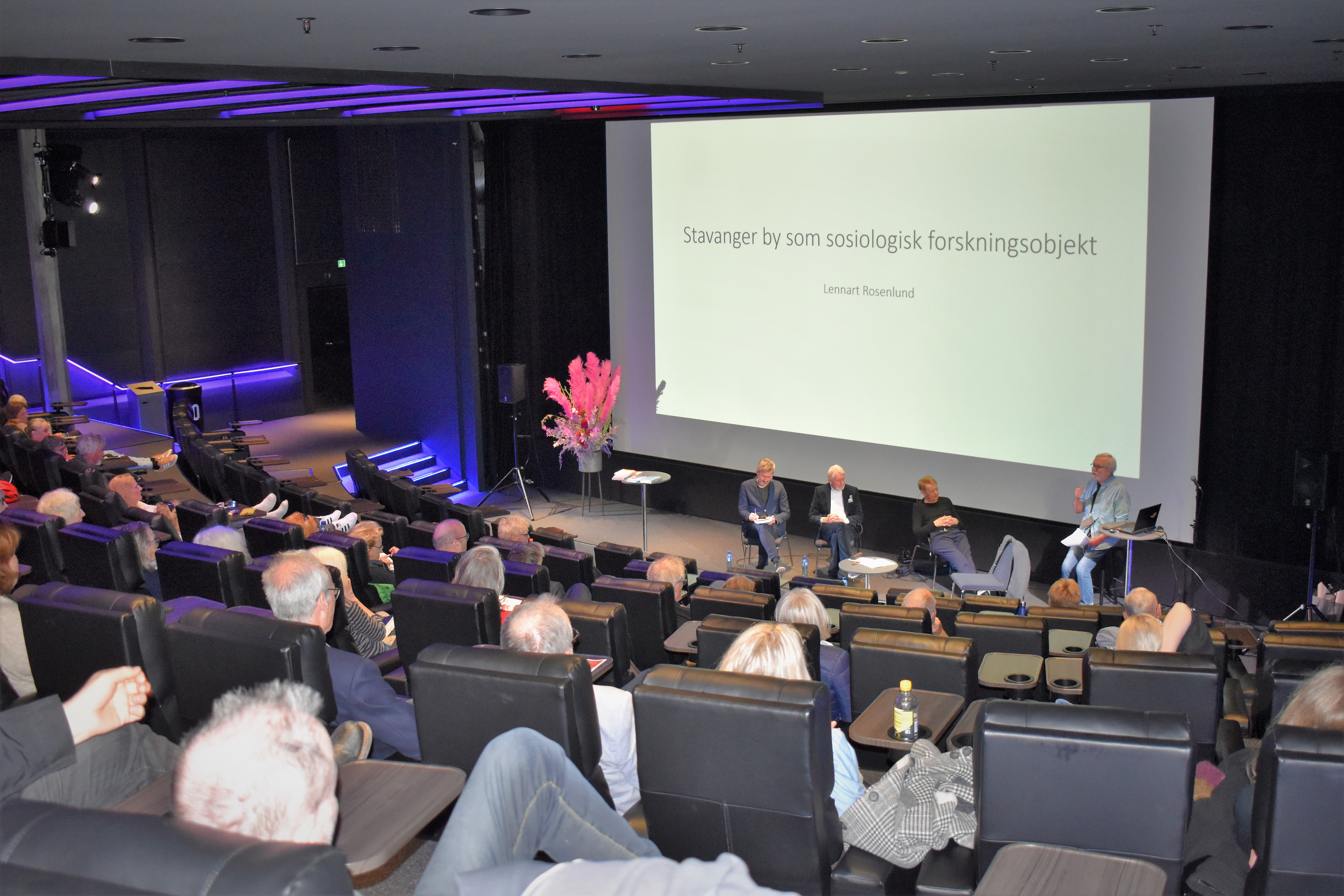 Anders Vassenden, Jan Erik Karlsen, Knud Knudsen og Lennart Rosenlund under en debatt på Sølvberget