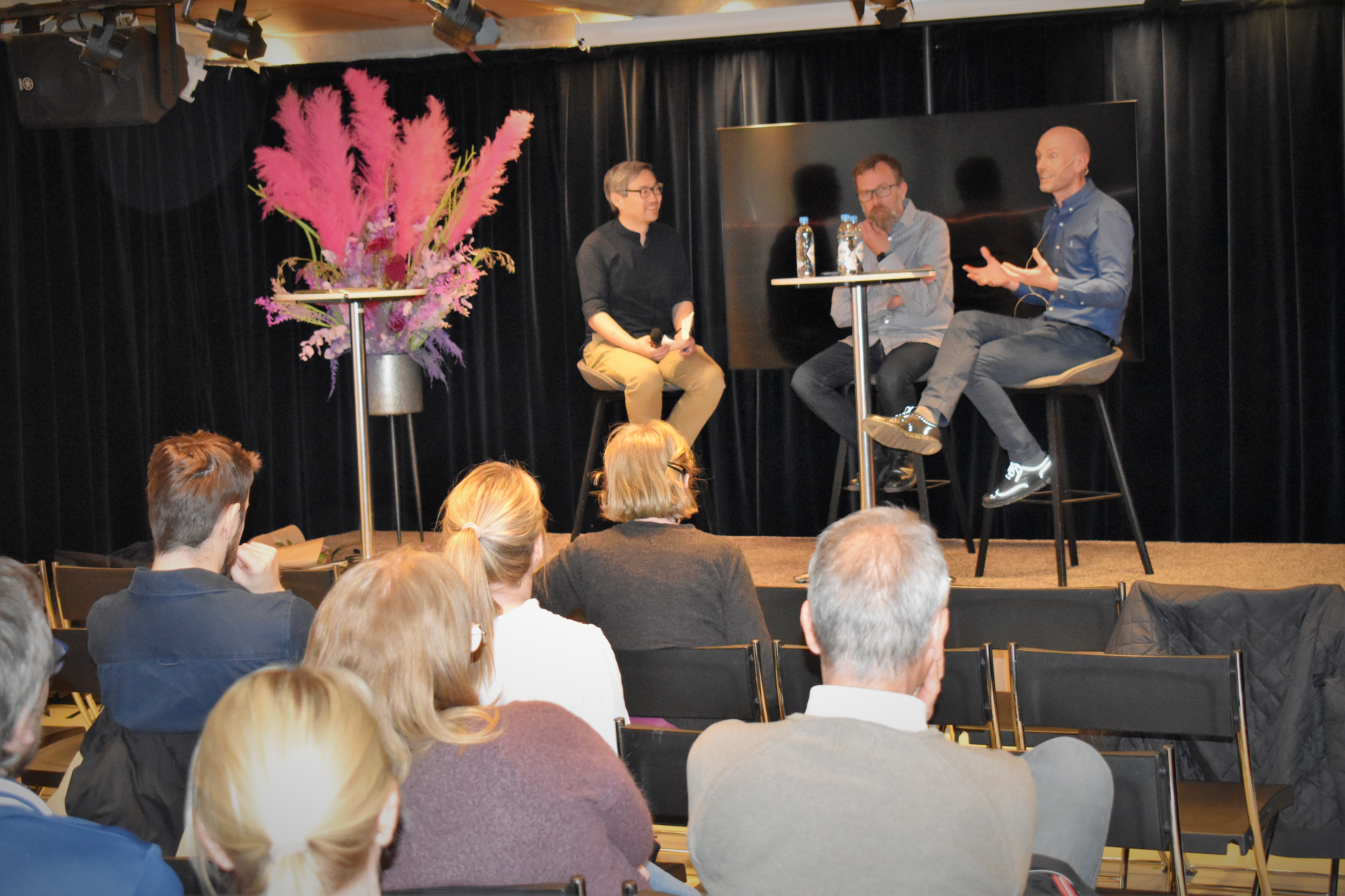 Anders Riel Muller, Eirik Solheim og Henrik Skaug Sætra sitter på stoler på en scene og diskuterer om en digital framtid er smart.