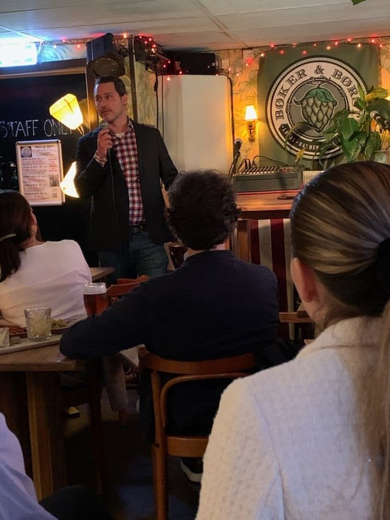 Anders Åkerman prater på et treff på kafe