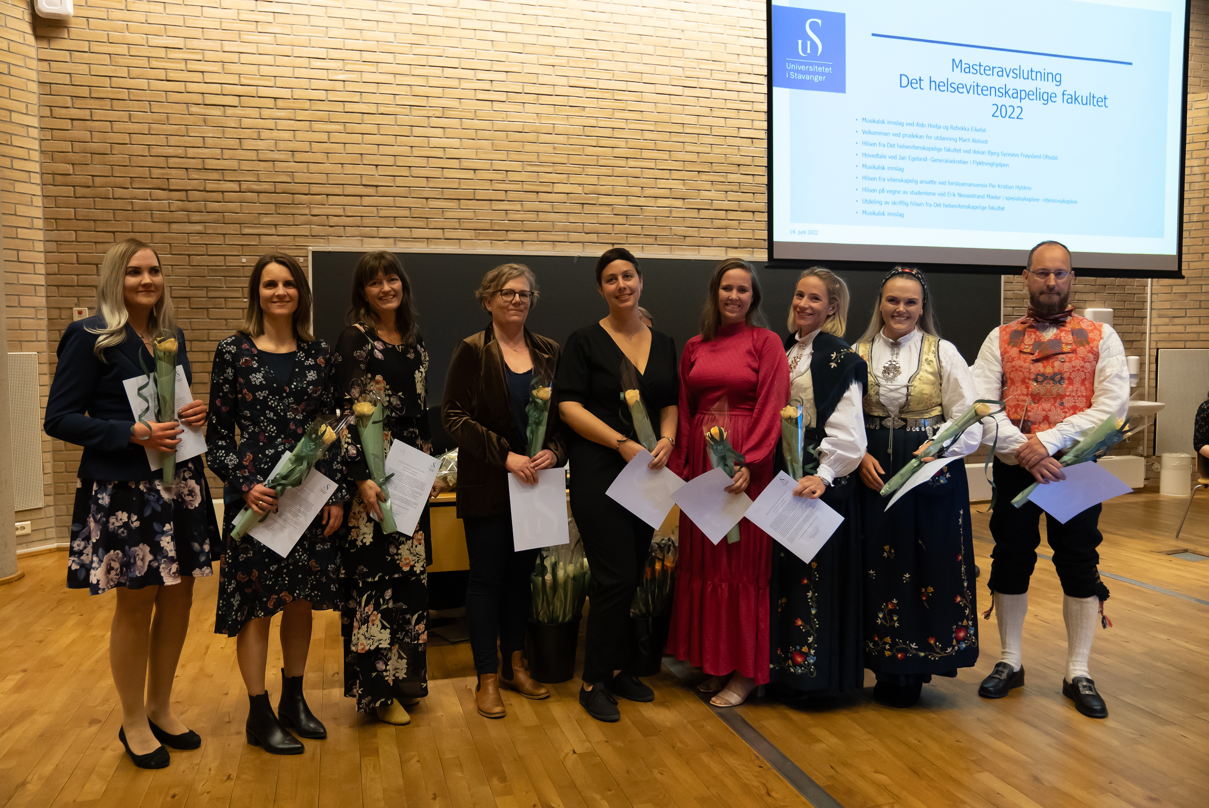 Studiekull med vitnemål i auditorium