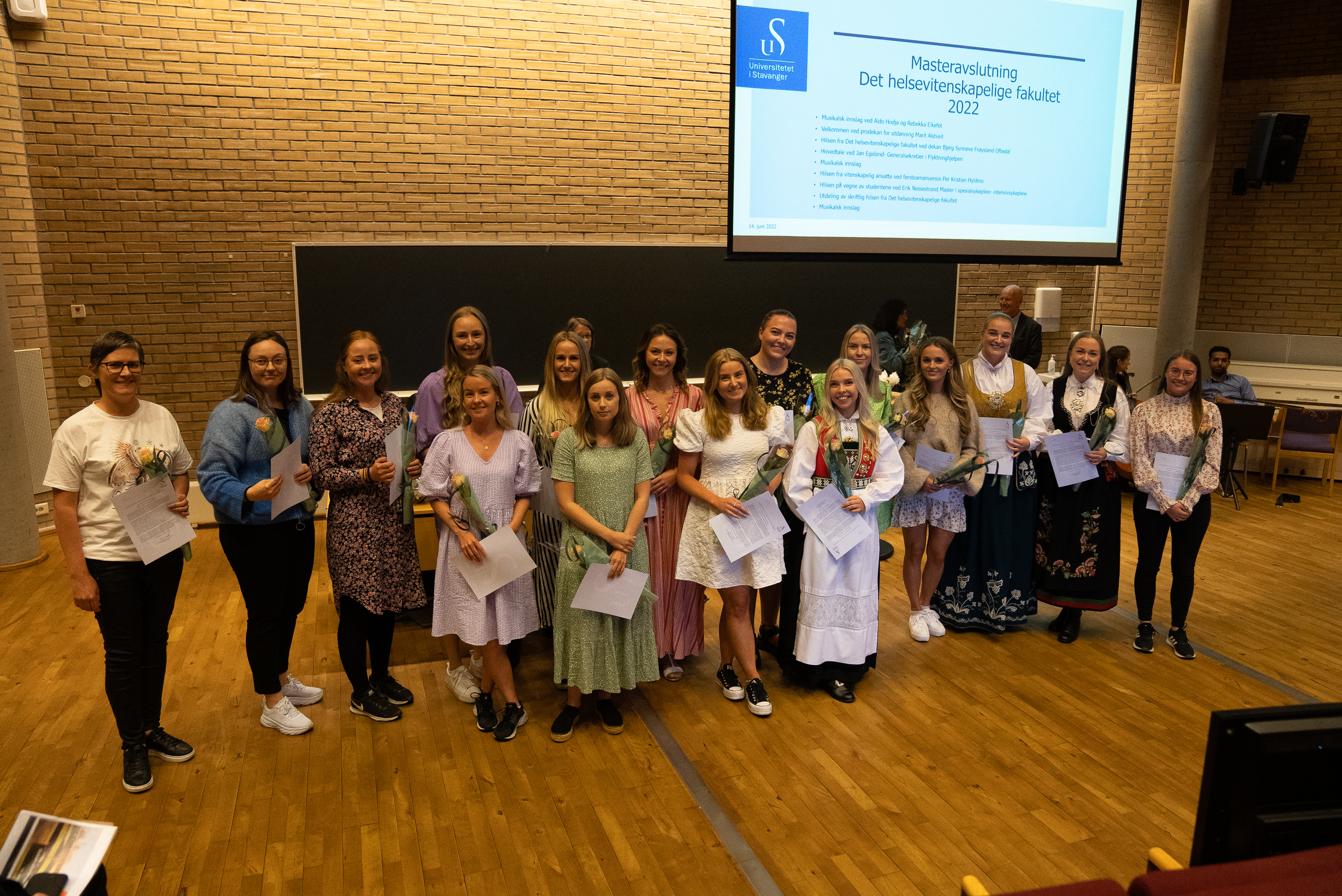 Studiekull med vitnemål i auditorium