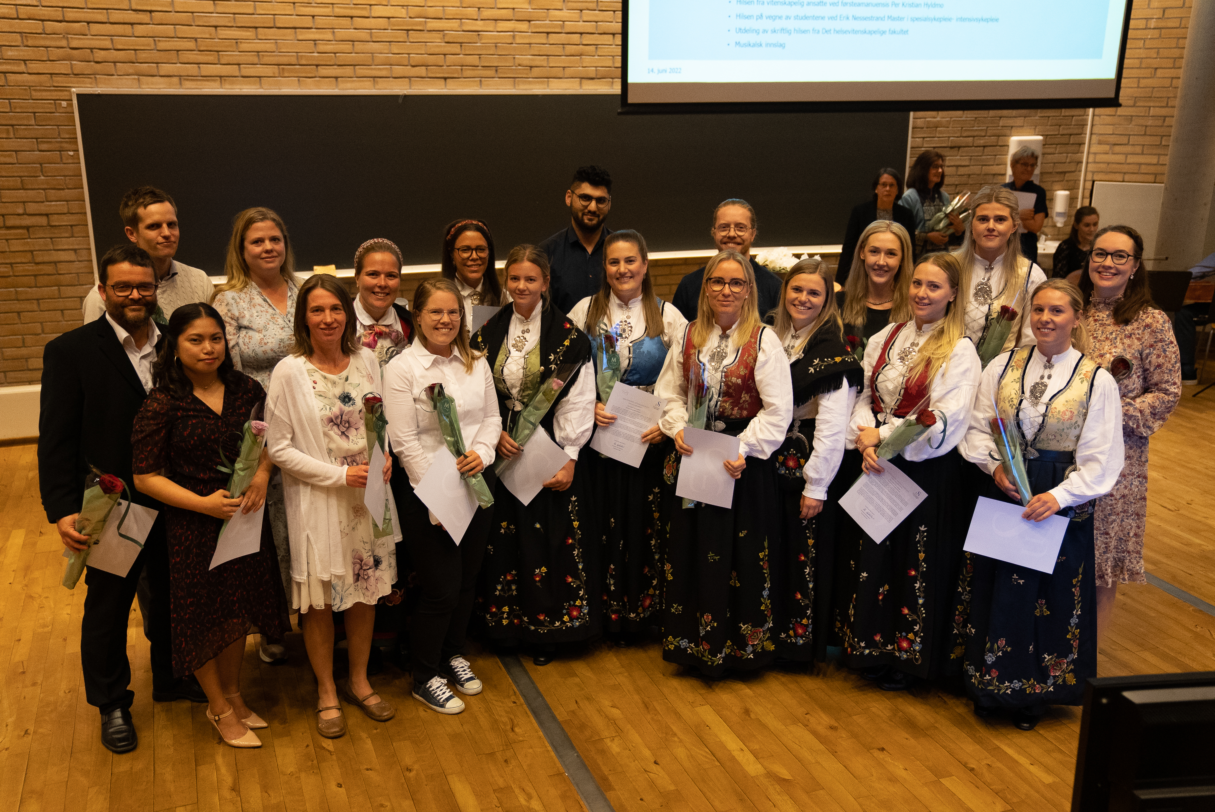 Studiekull med vitnemål i auditorium