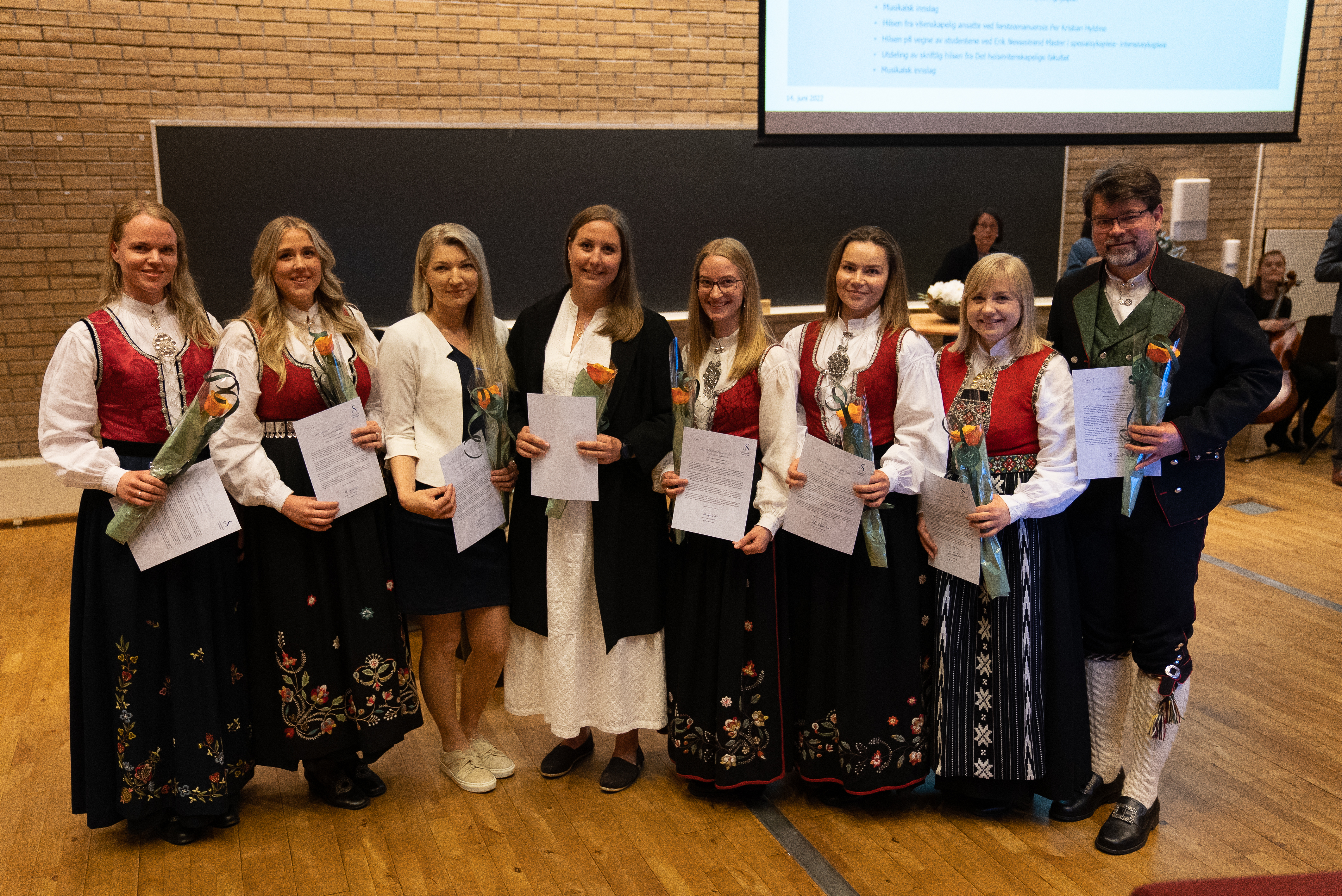 Studiekull med vitnemål i auditorium