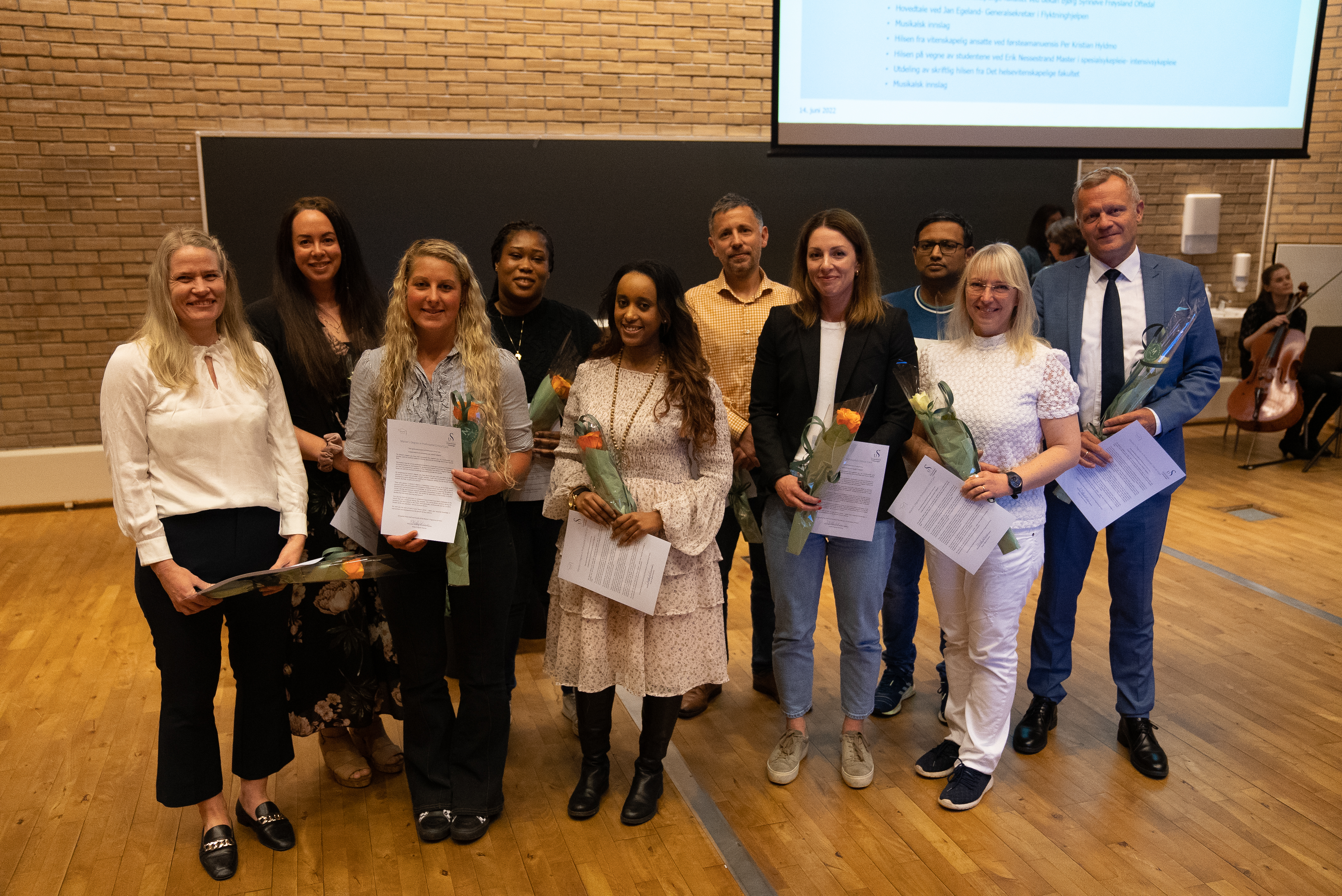Studiekull med vitnemål i auditorium