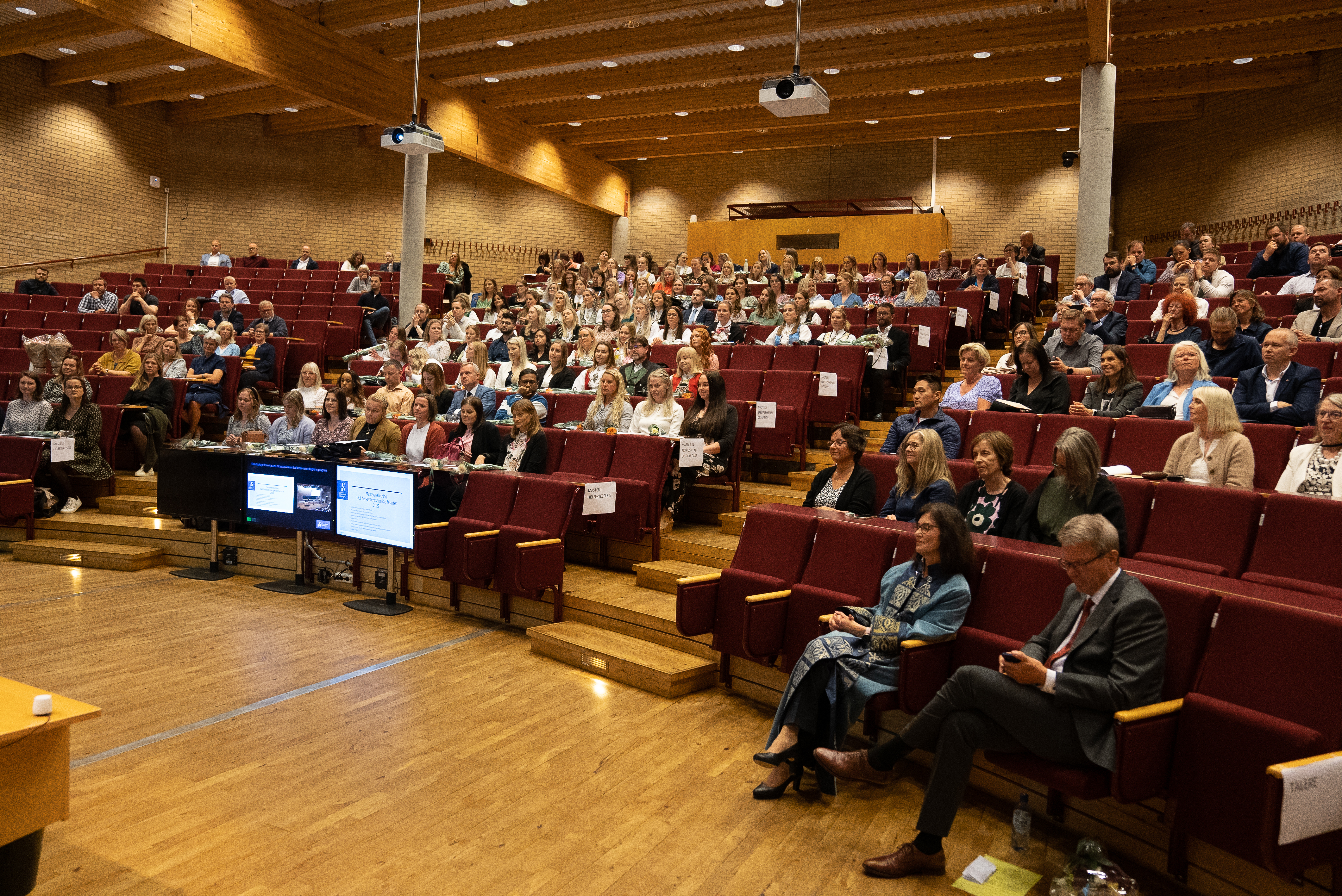 Mange mennesker i et auditorium