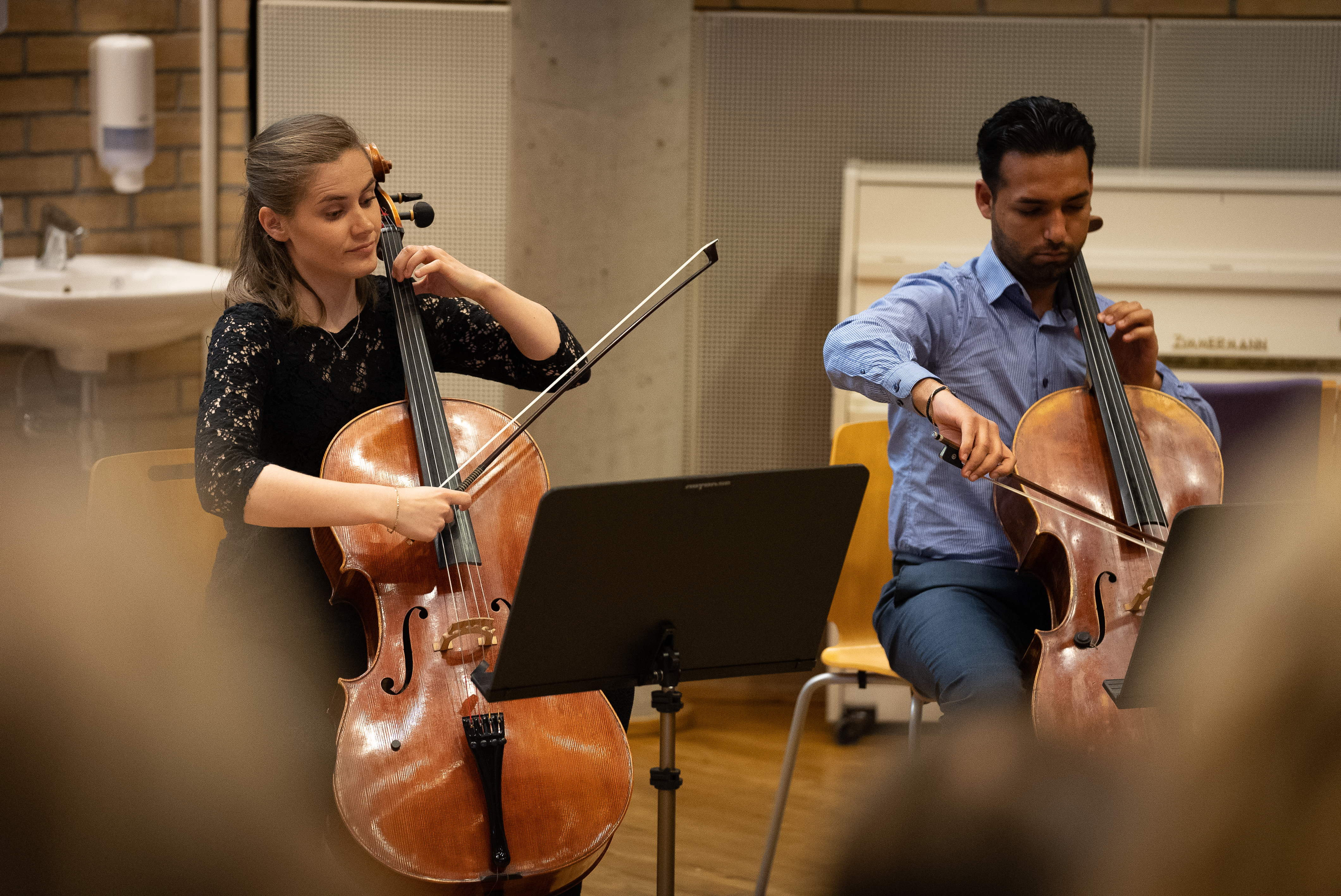 En dame og en mann som spiller musikk på instrumenter