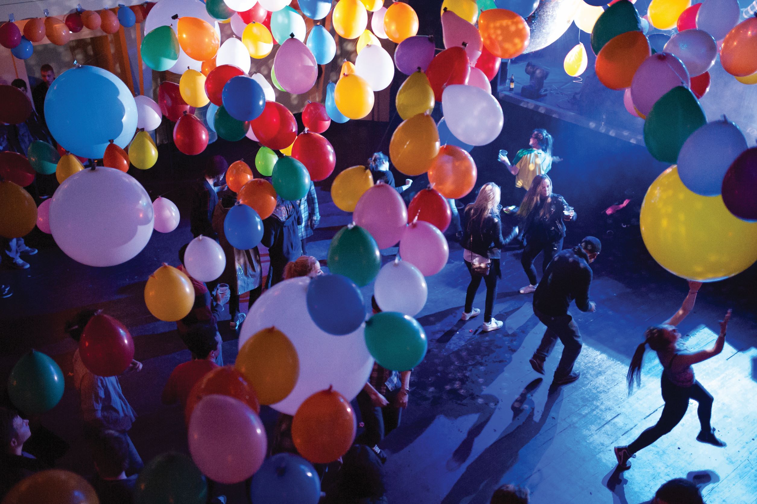 Dansende studenter på Folken omgitt av ballonger