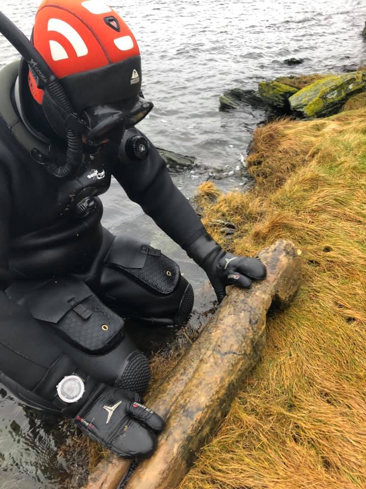 Figur 3. Under feltarbeid i 2020 fann ein denne laftestokken som hadde blitt vaska fram av sedimenta i Gloppehamn. Den er truleg frå ei brygge, og er datert til første halvdelen av 1300-talet. På denne tida stod kongsgarden i stein ferdig, og det må ha vore eit yrande liv i hamna. Stokken er den første daterte hamnestrukturen frå denne tida på Avaldsnes. Foto: Arild Skjæveland Vivås.