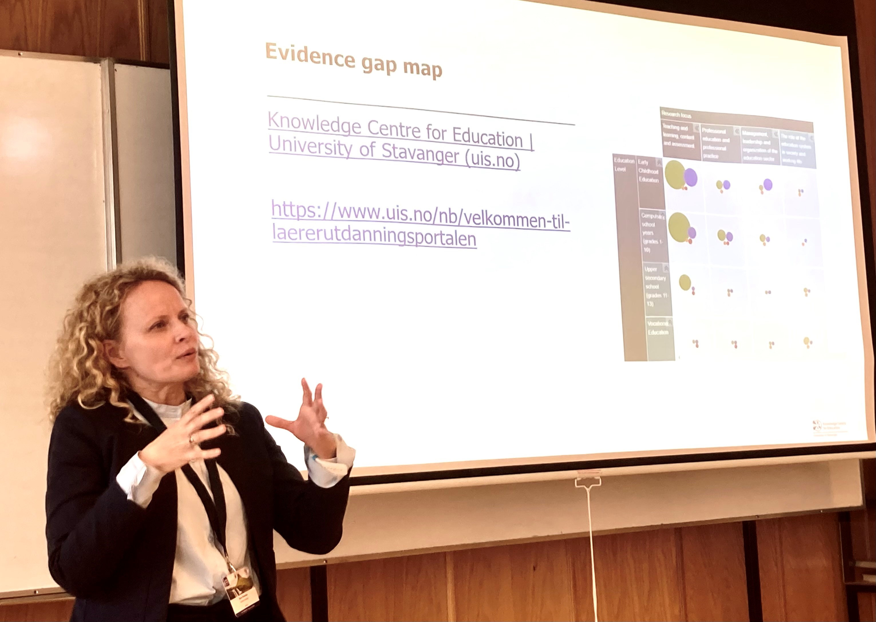 Sanna Forsström presenterer på NERA-konferansen