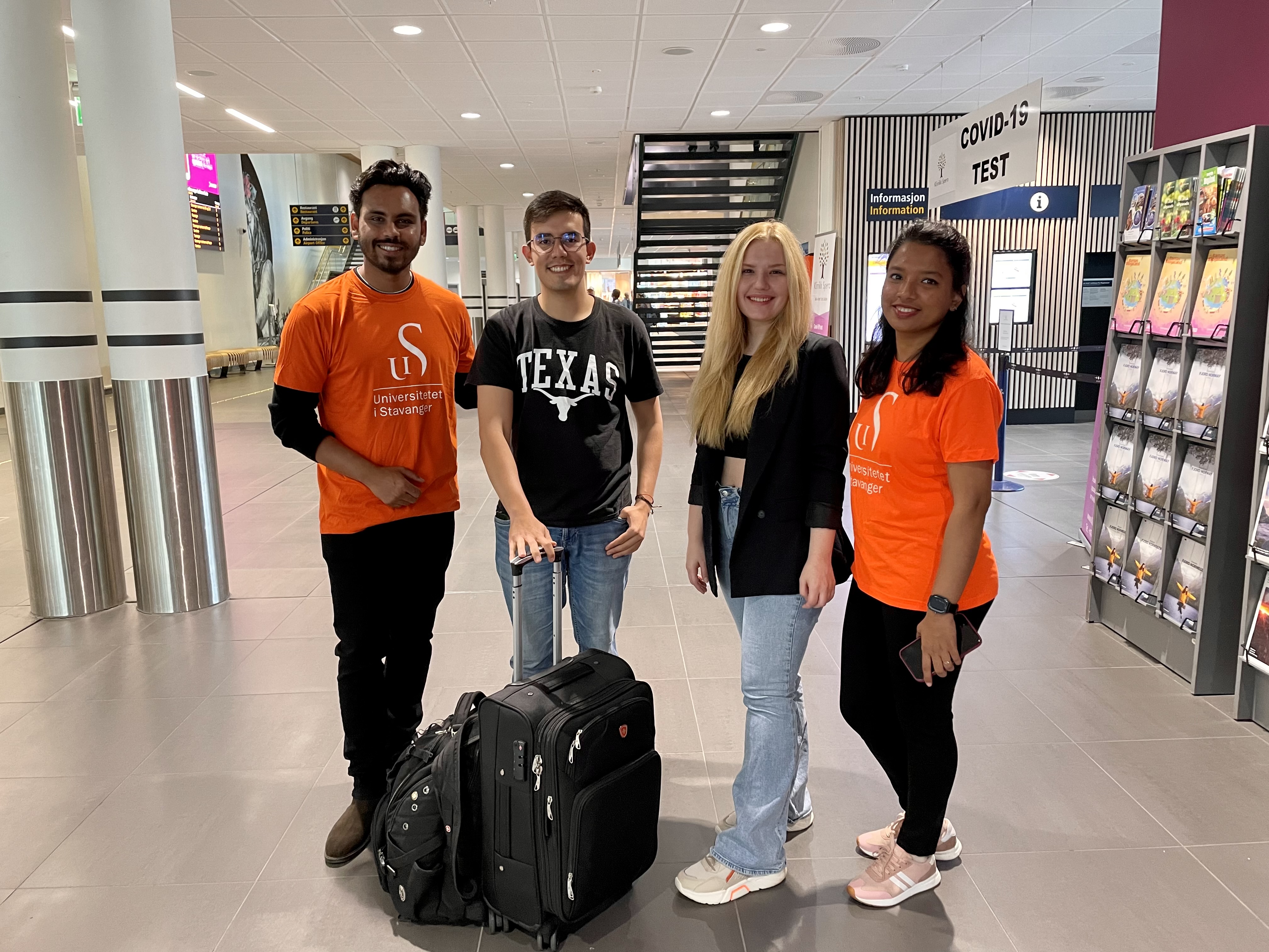 Storstilt velkomst på Stavanger Lufthavn til ny masterstudent Santiago fra Colombia. Velkomstkomiteen består her av Nasiful Alam, Hazal og Rumana Islam, fra i International Students' Union of Stavanger (ISU).