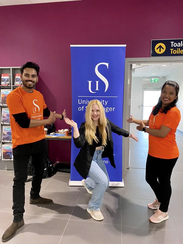 Storstilt velkomst til ny masterstudent Santiago fra Colombia. Velkomstkomiteen består her av Nasiful Alam, Hazal og Rumana Islam, fra i International Students' Union of Stavanger (ISU).