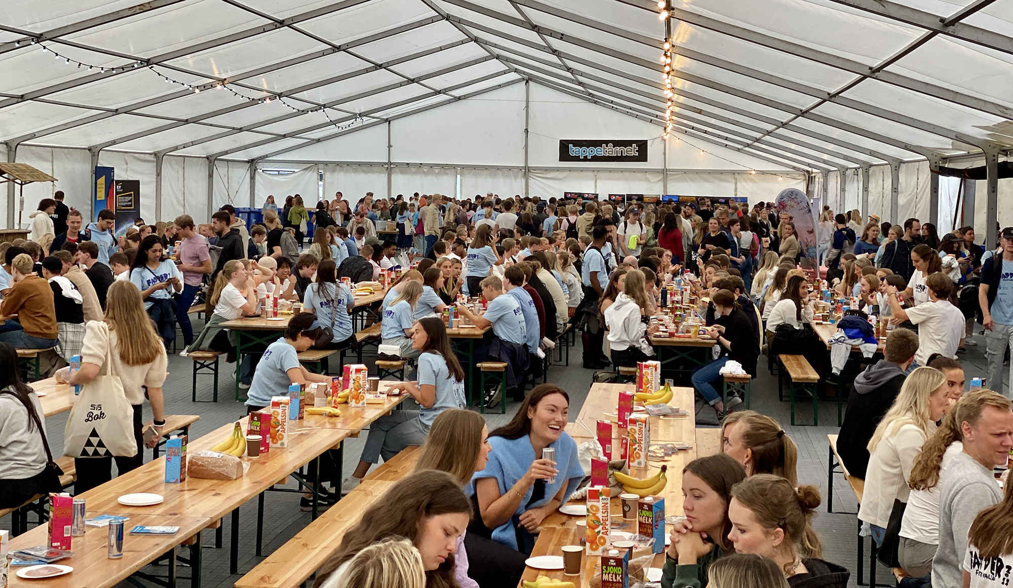 Telt fullt av studenter som spiser frokost