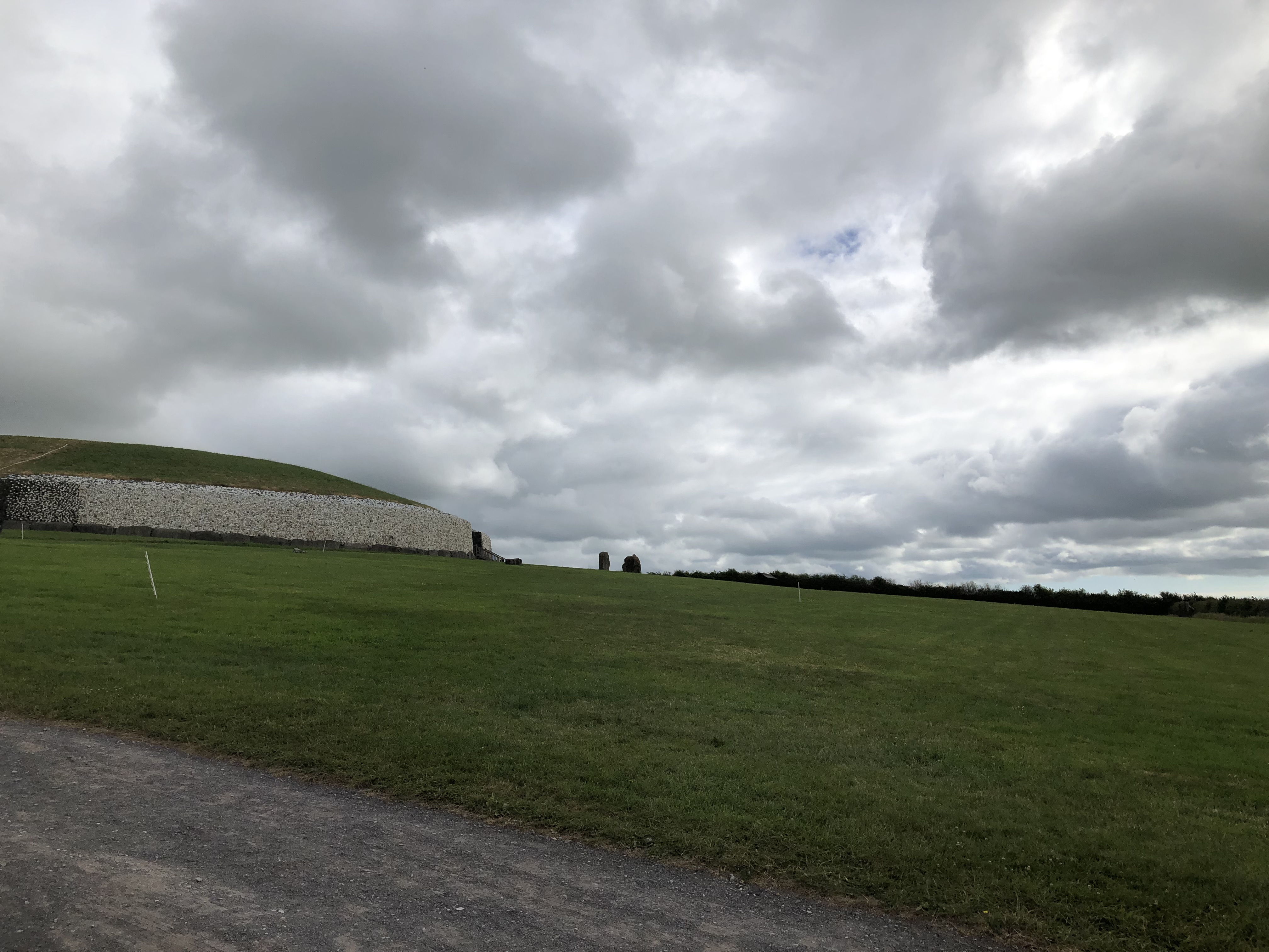 Newgrange slik den fremstår i dag. Den ble rekonstruert på bakgrunn av utgravningsresultater på 1960­-tallet. Foto:  Astrid J. Nyland,  AM.