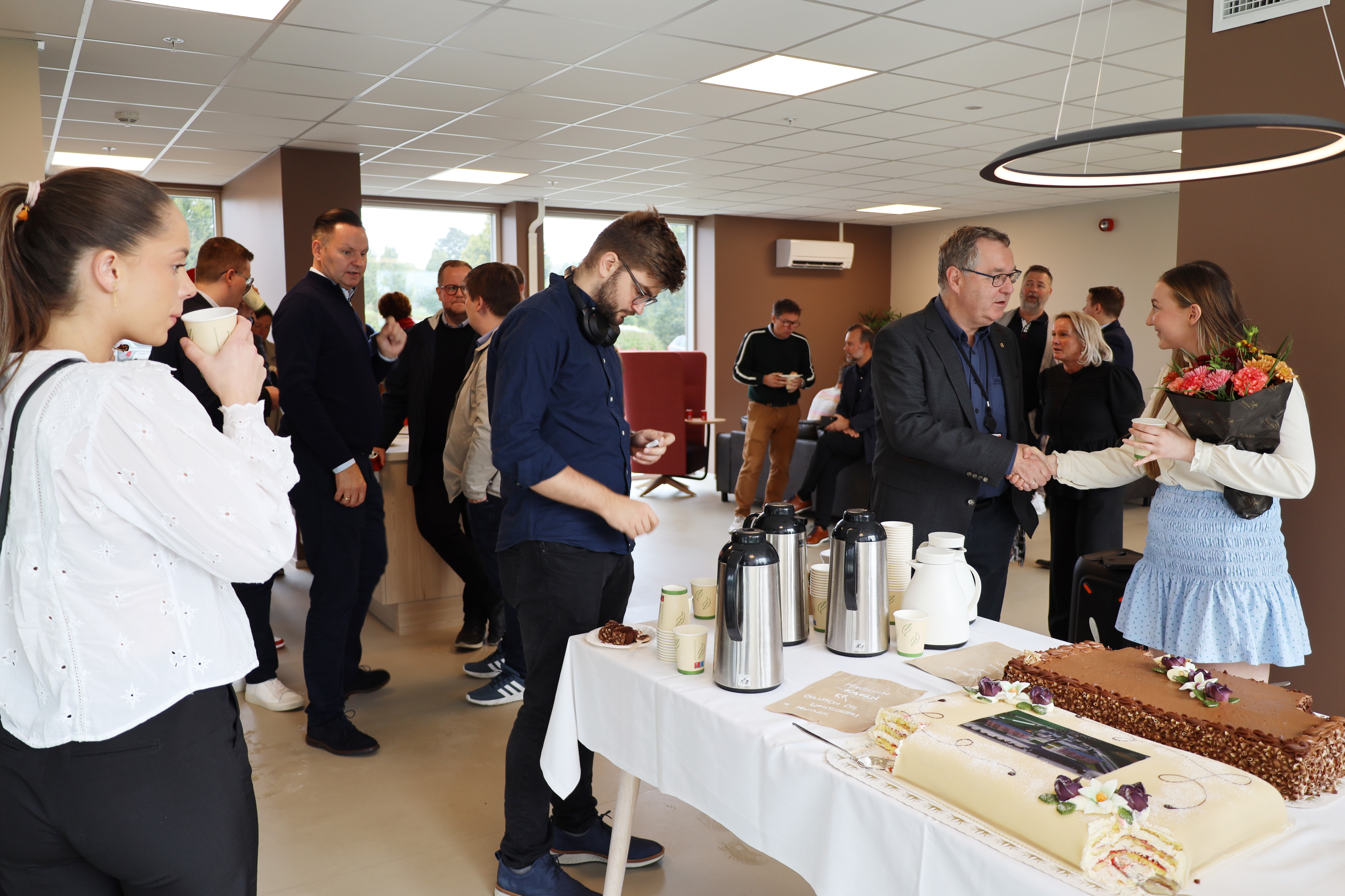 åpning Rennebergstien 19, folk i storstua