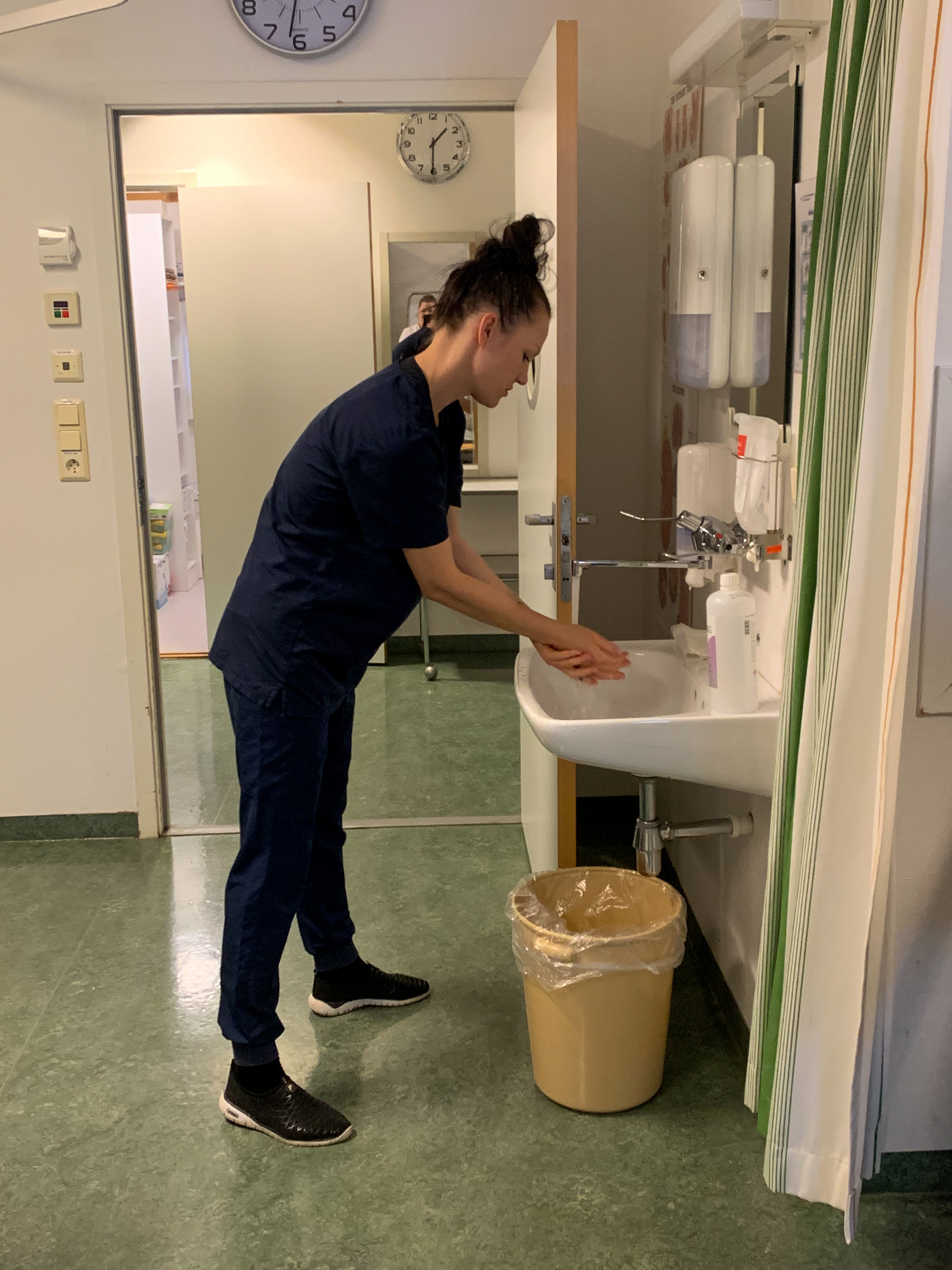 Sykepleierstudent viser korrekt håndvask i ferdighetstrening