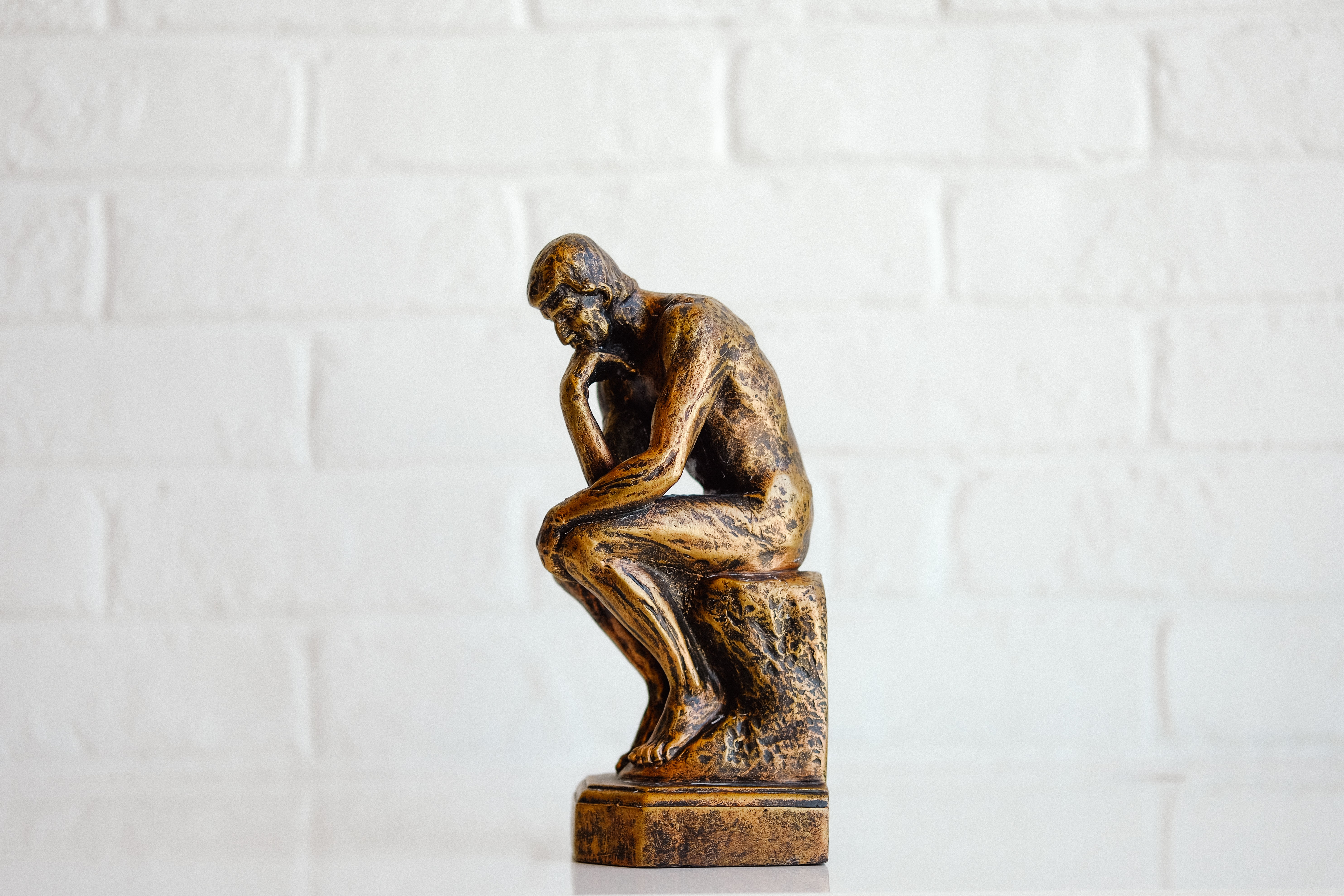 Bilde av en metallstatue av Rodins "Tenkeren". Foto.