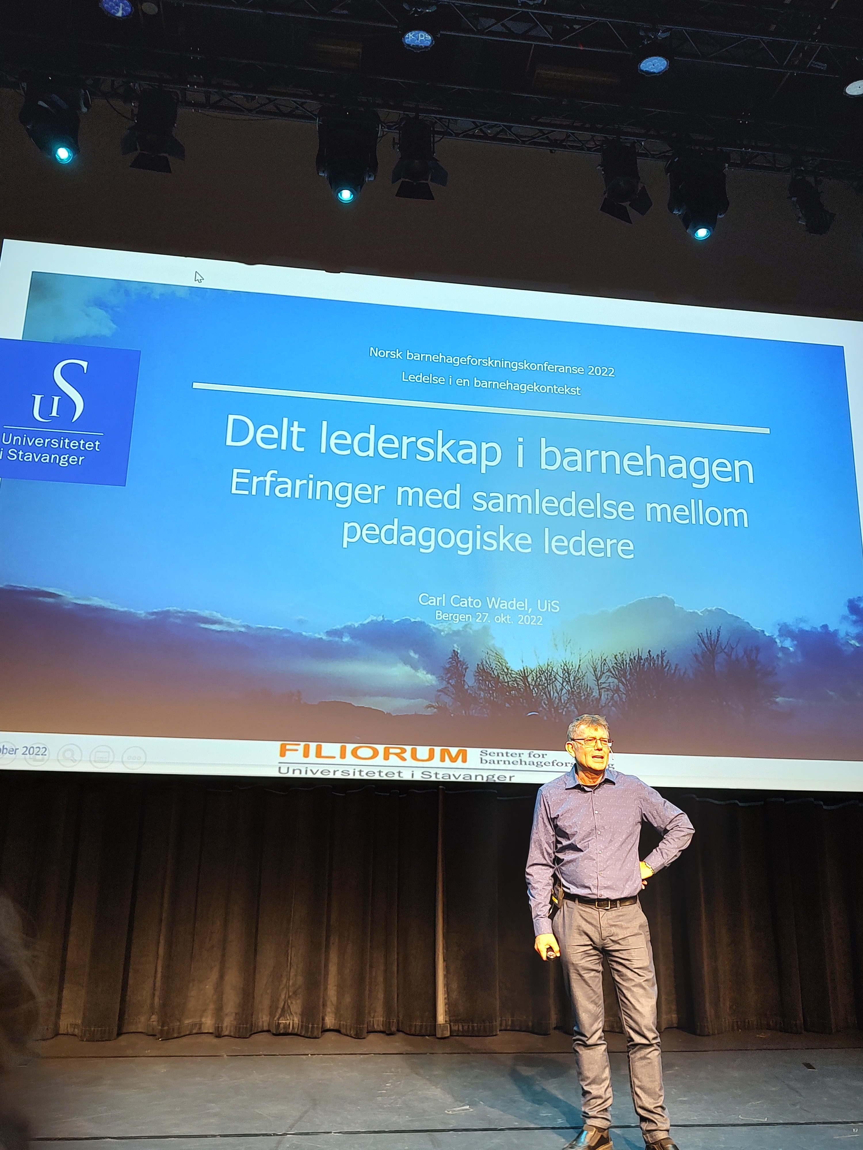 Carl Cato Wadel på scenen under Norsk barnehageforskningskonferanse