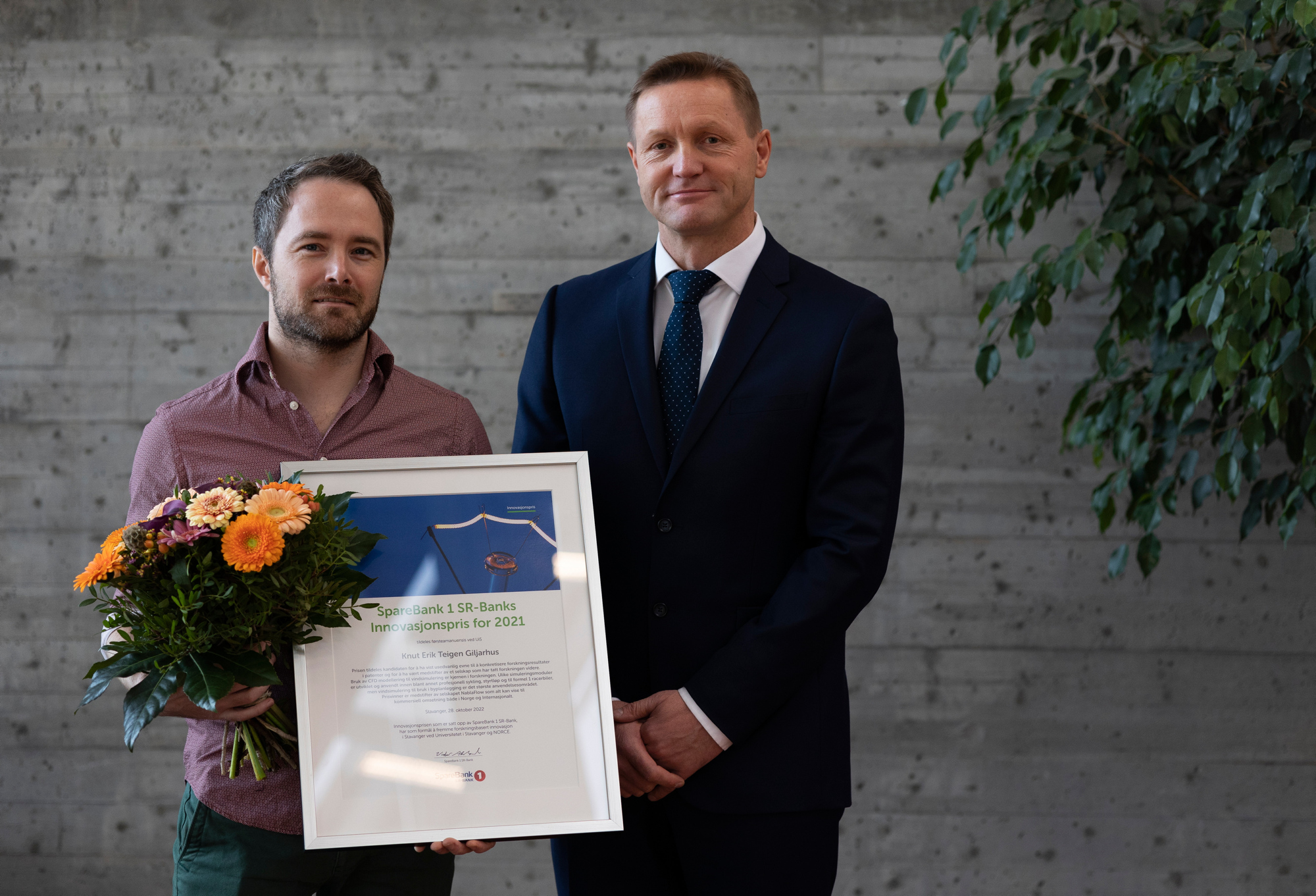 Knut Erik Teigen Giljarhus får blomster og diplom av Vidar Aksland