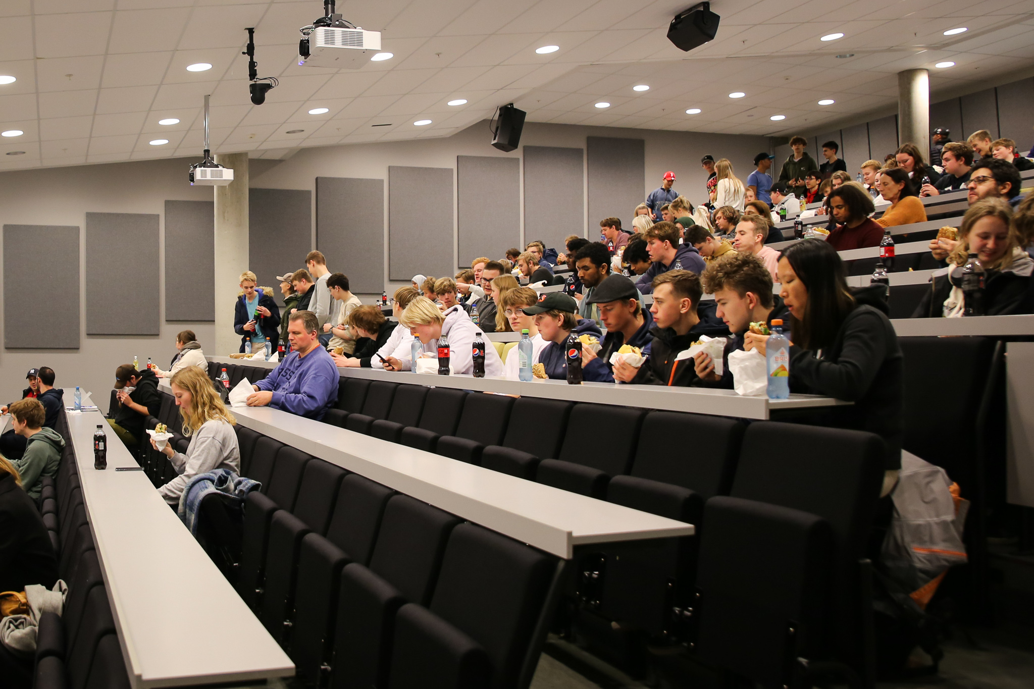 Skoleelever i et auditorium