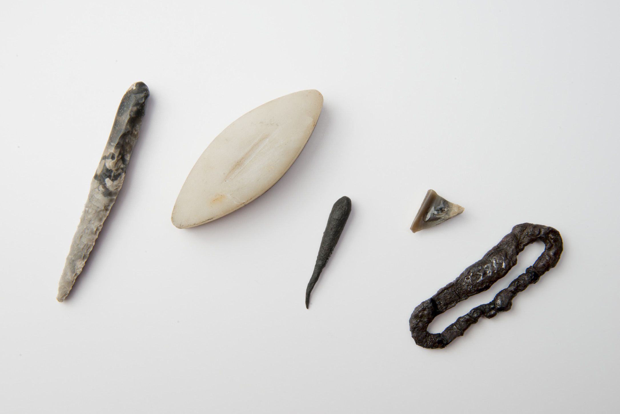 Forhistorisk fyrtøy fra bronsealder og jernalder. Flintdolk/ildflint fra Slettebø i Eigersund. Bearbeidet beltestein av kvartsitt fra Bru i Stavanger (Rennesøy). Jernsyl fra Vestre Eide i Vindafjord. Ildslagningsflint fra Ritland i Suldal. Ildstål fra Strand i Strand. Foto: Terje Tveit, Am, UiS
