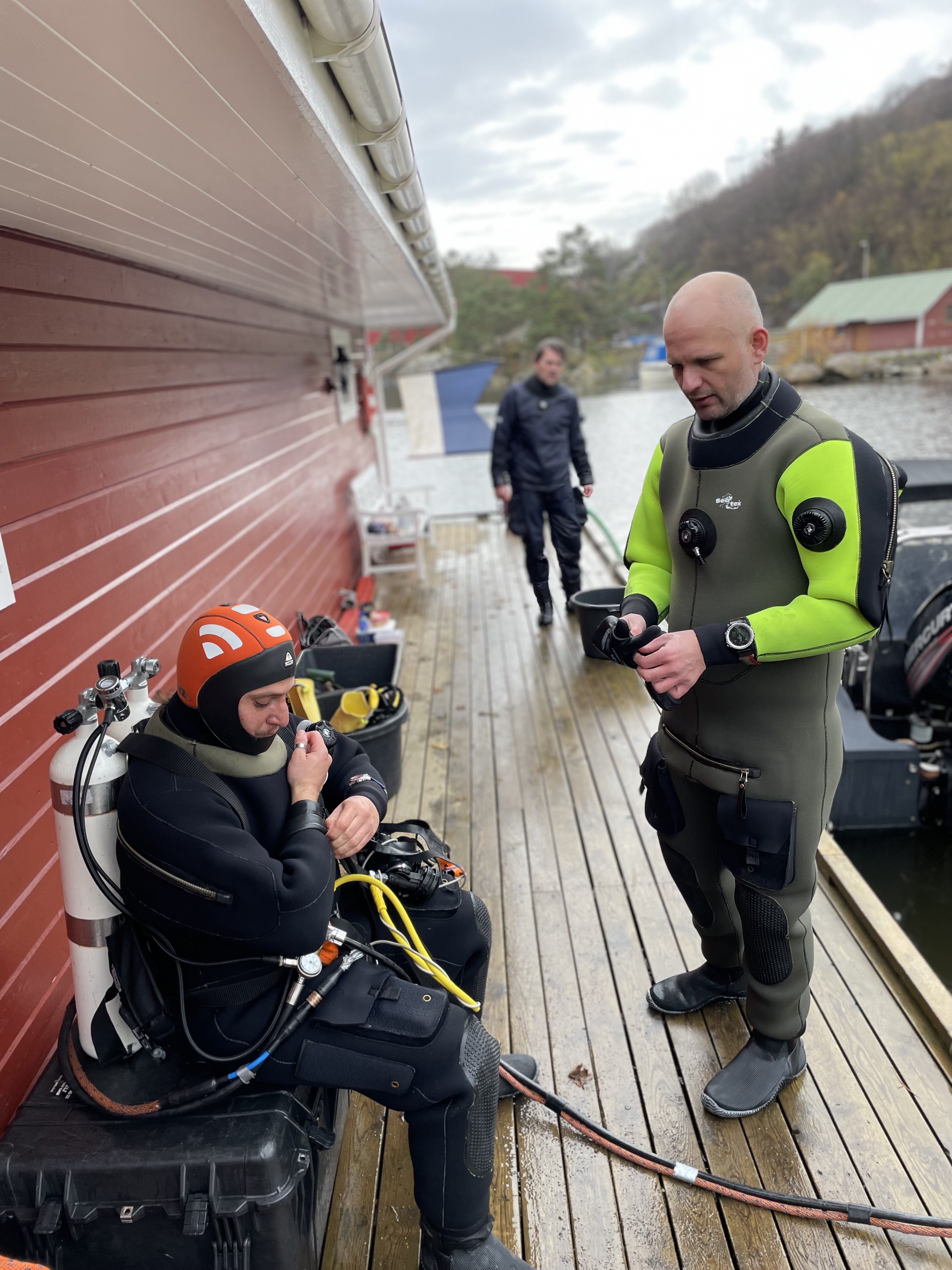 Undervannsarkeologer gjør seg klar til å dykke på Sundstø på Eigerøy.