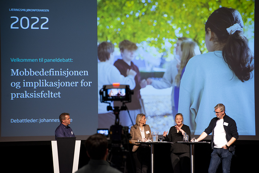 Johannes Finne, Hildegunn Fandrem, Selma Therese Lyng og Jon Halfdan Lenning på scenen under Læringsmiljøkonferansen.
