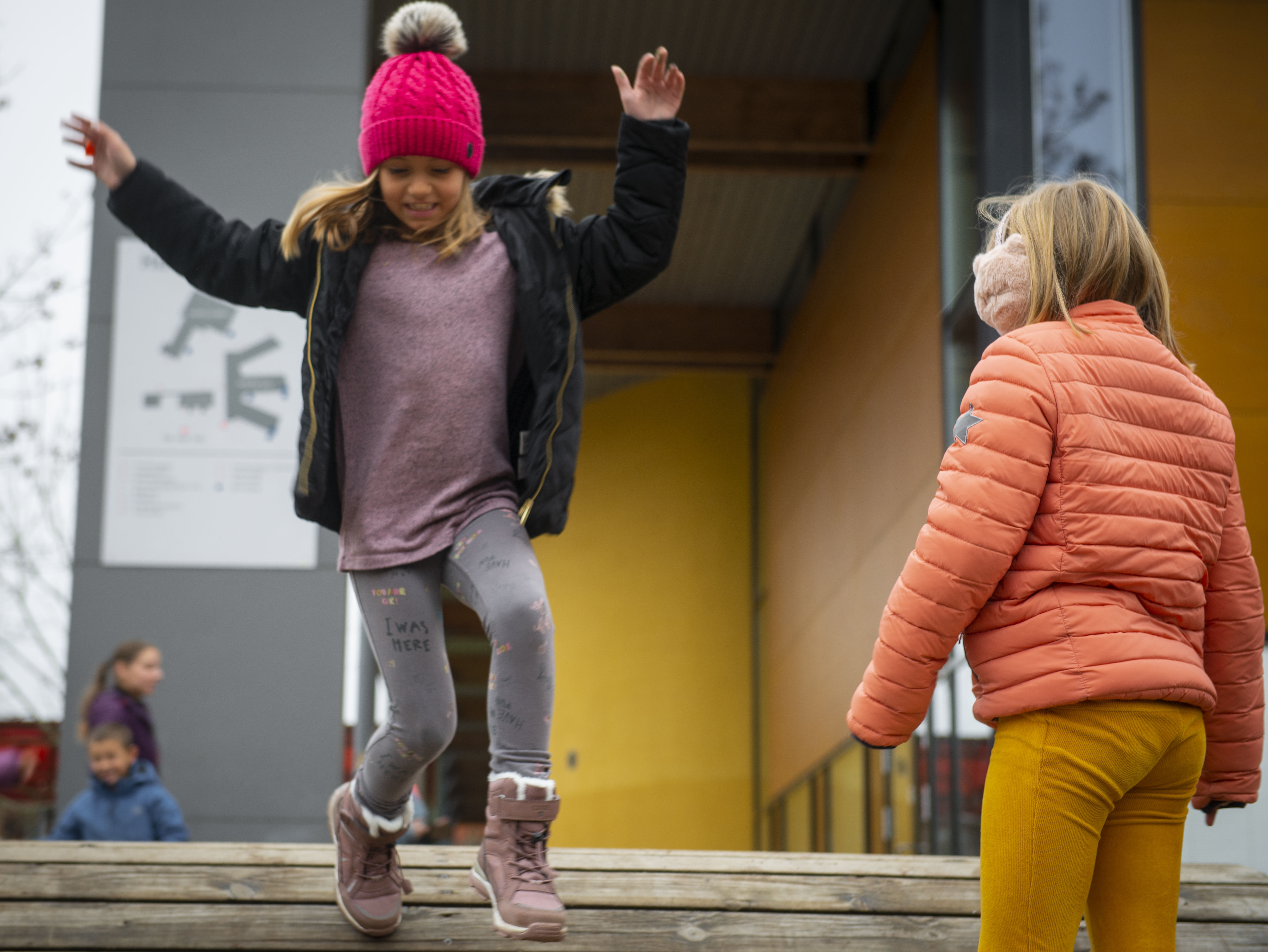 To barn i ti-årsalderen hopper i en trapp utenfor en skole. Foto: Jørn Steen/Læringsmiljøsenteret, UiS