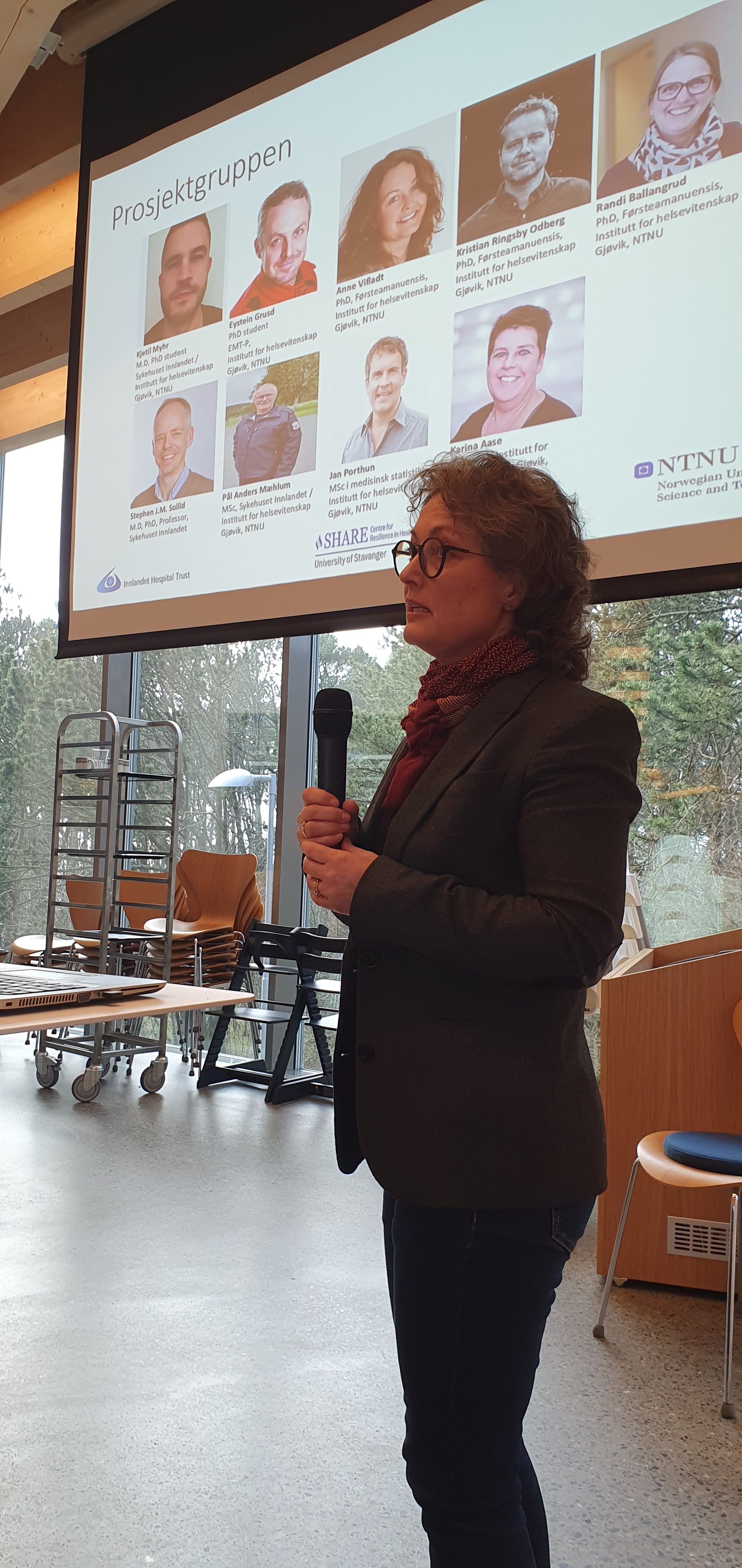 Kvinne holder presentasjon.