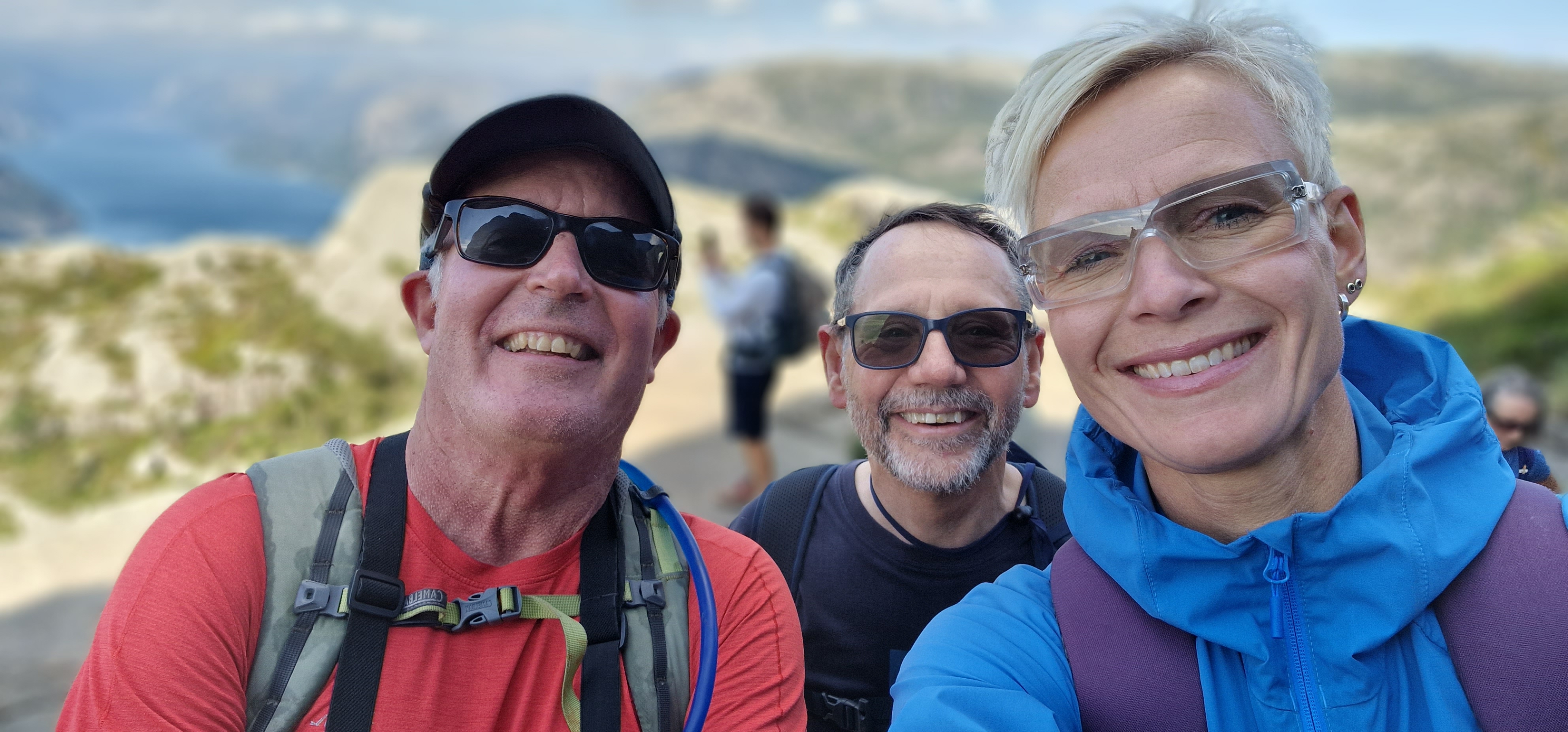 Selfie av tre personer med Lysefjorden i bakgrunnen