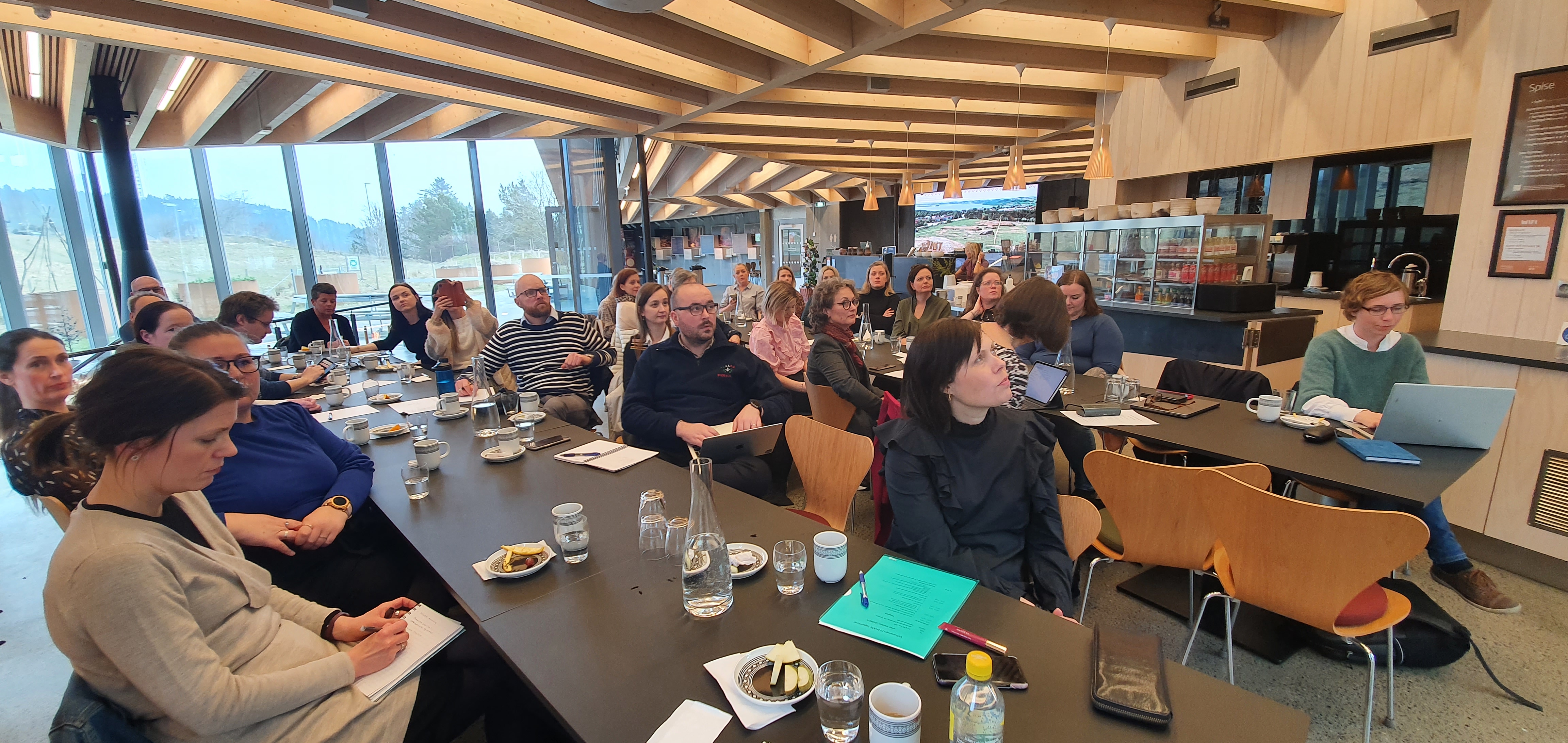 Mennesker på seminar