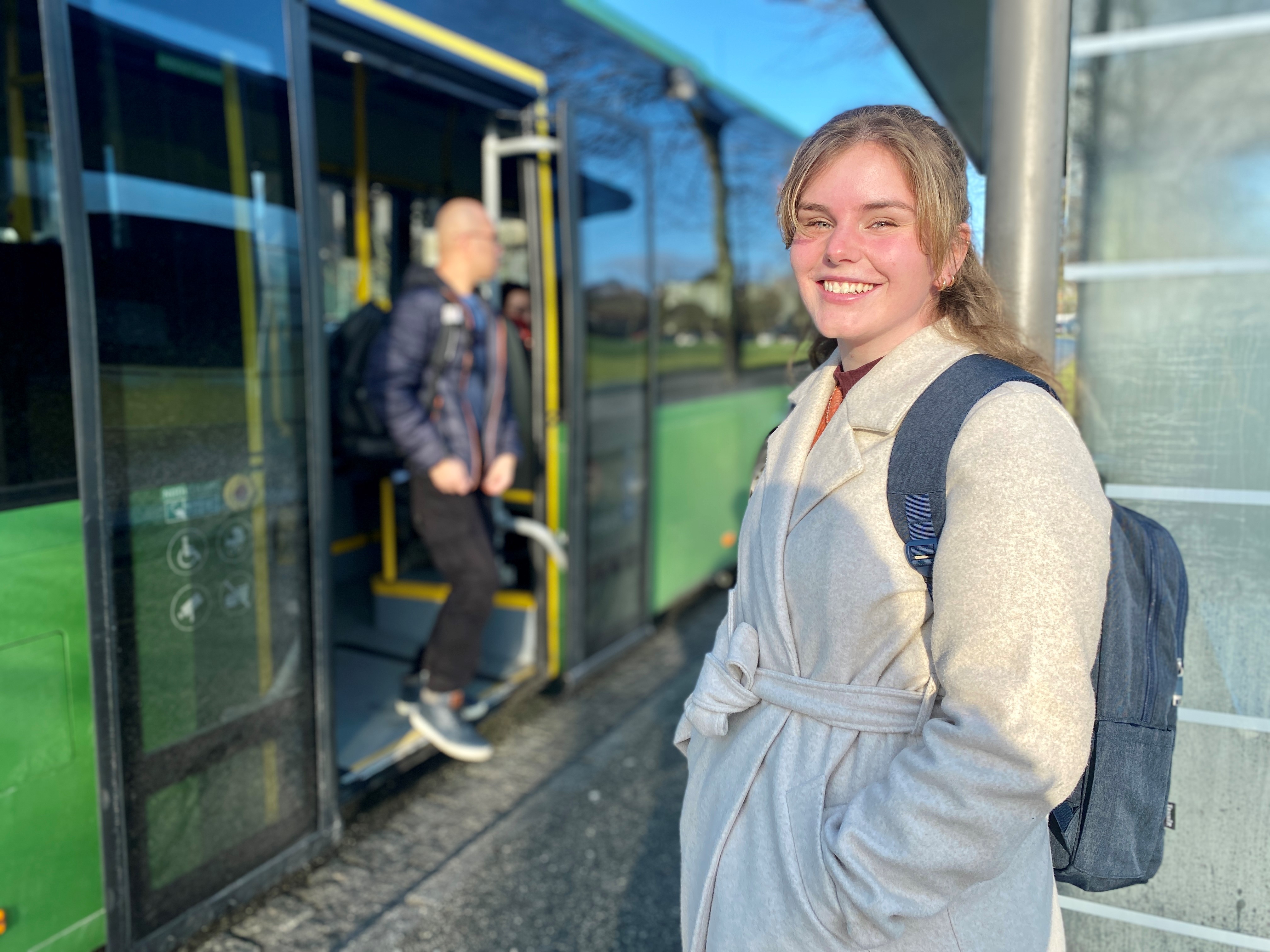 Student som venter på bussen