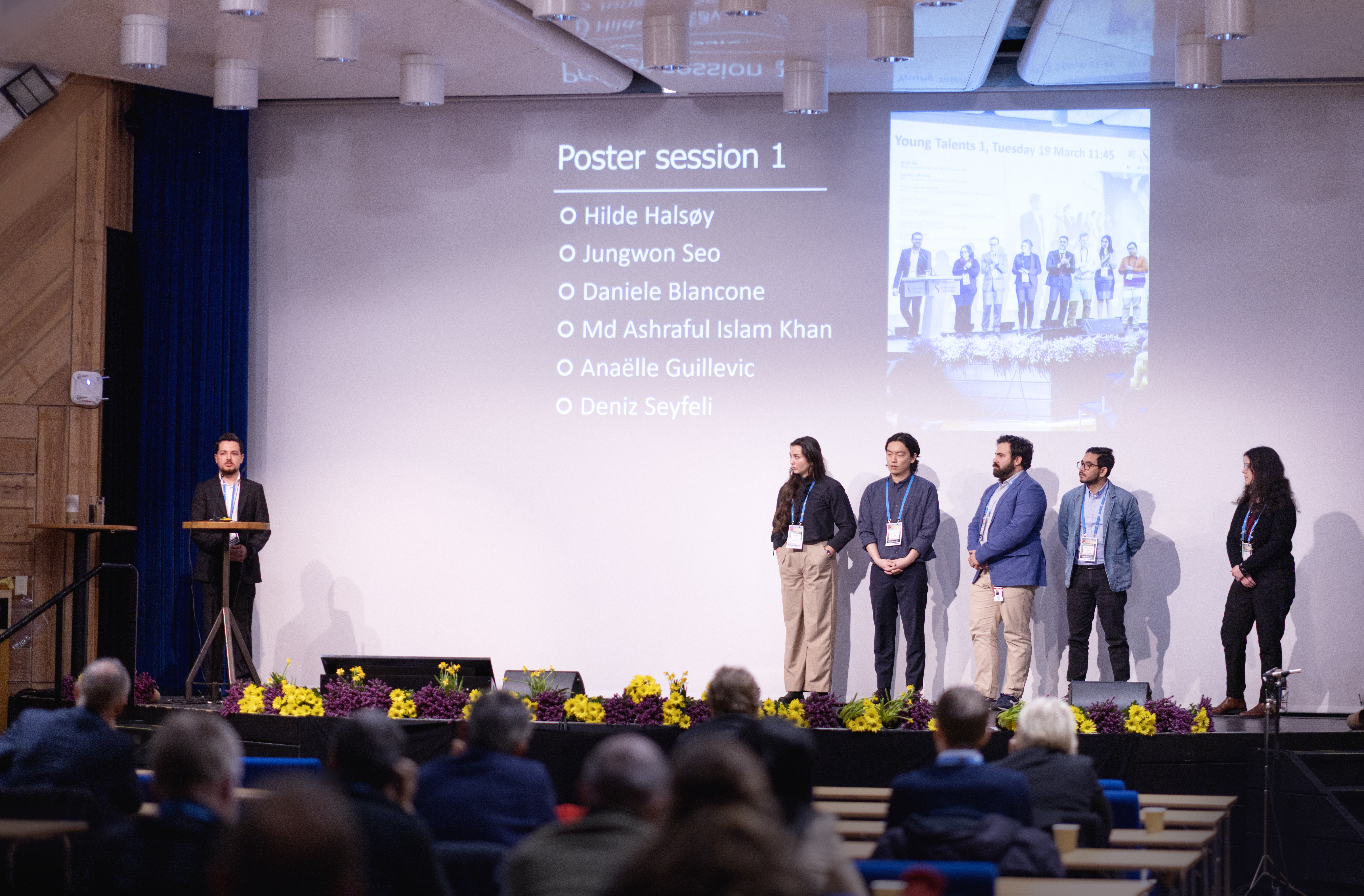 Studenter presenterer på en scene.