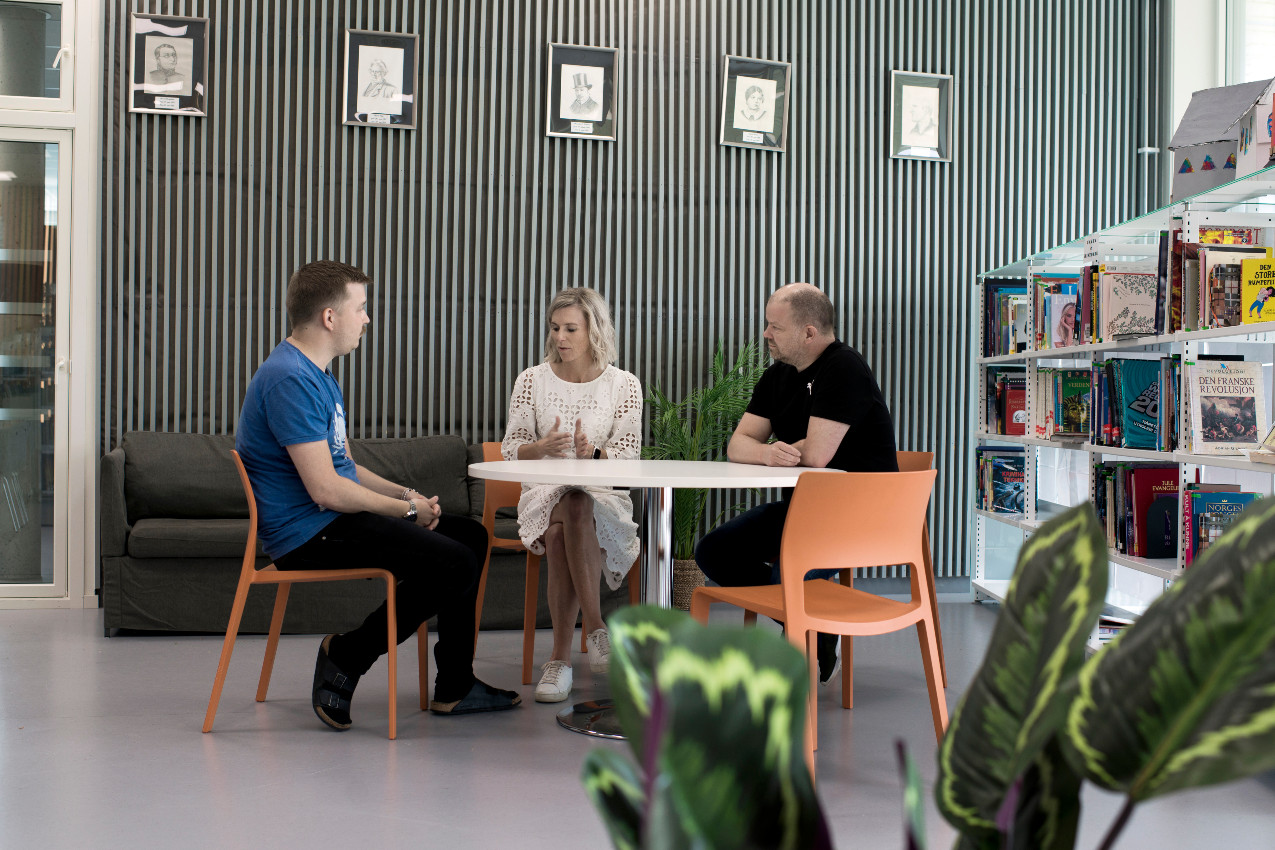 Tre lærere på Kristianslyst skole samarbeider på lærerrommet.